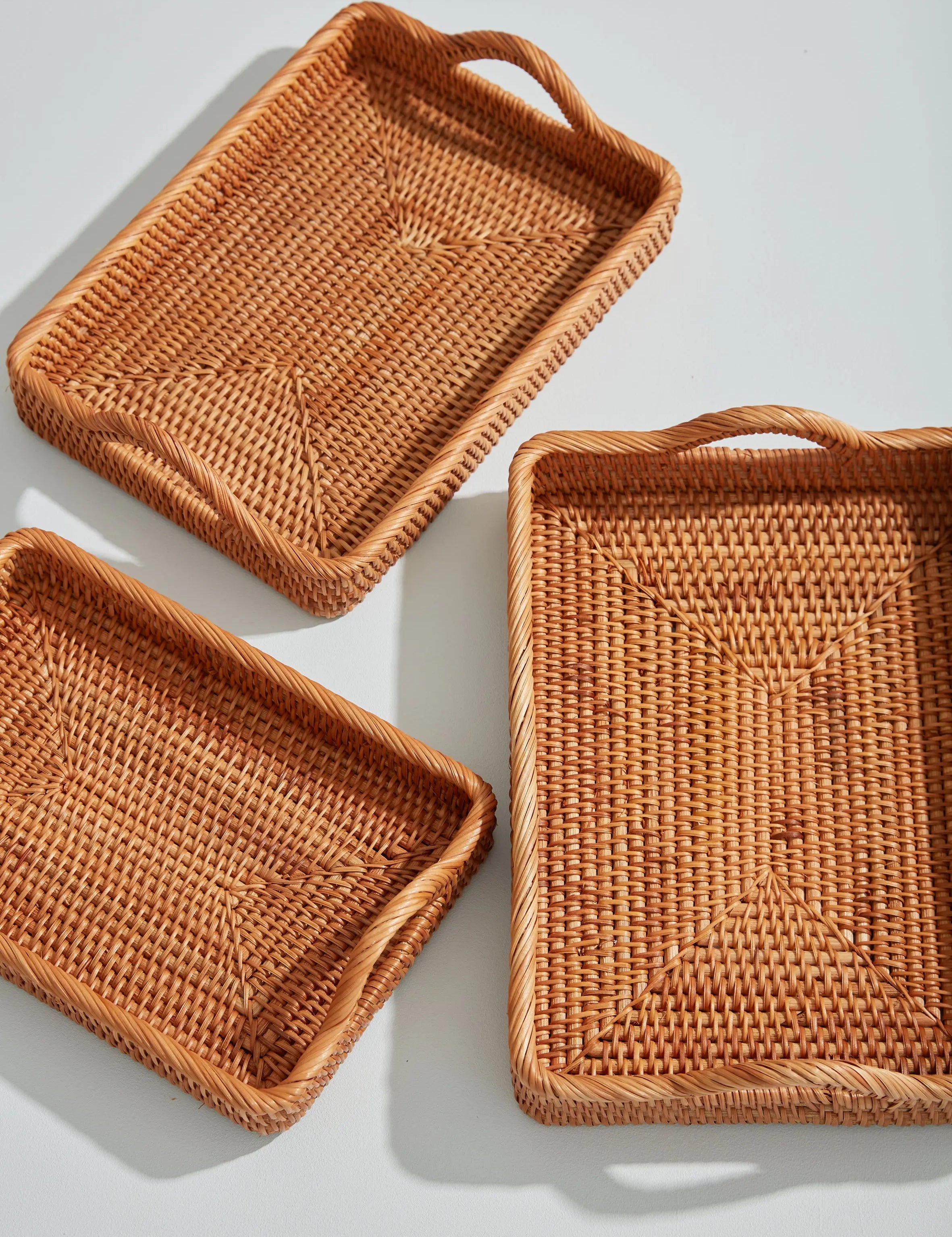 Sæt med 3 håndlavede serveringsbakker i rattan Studio Hafnia
