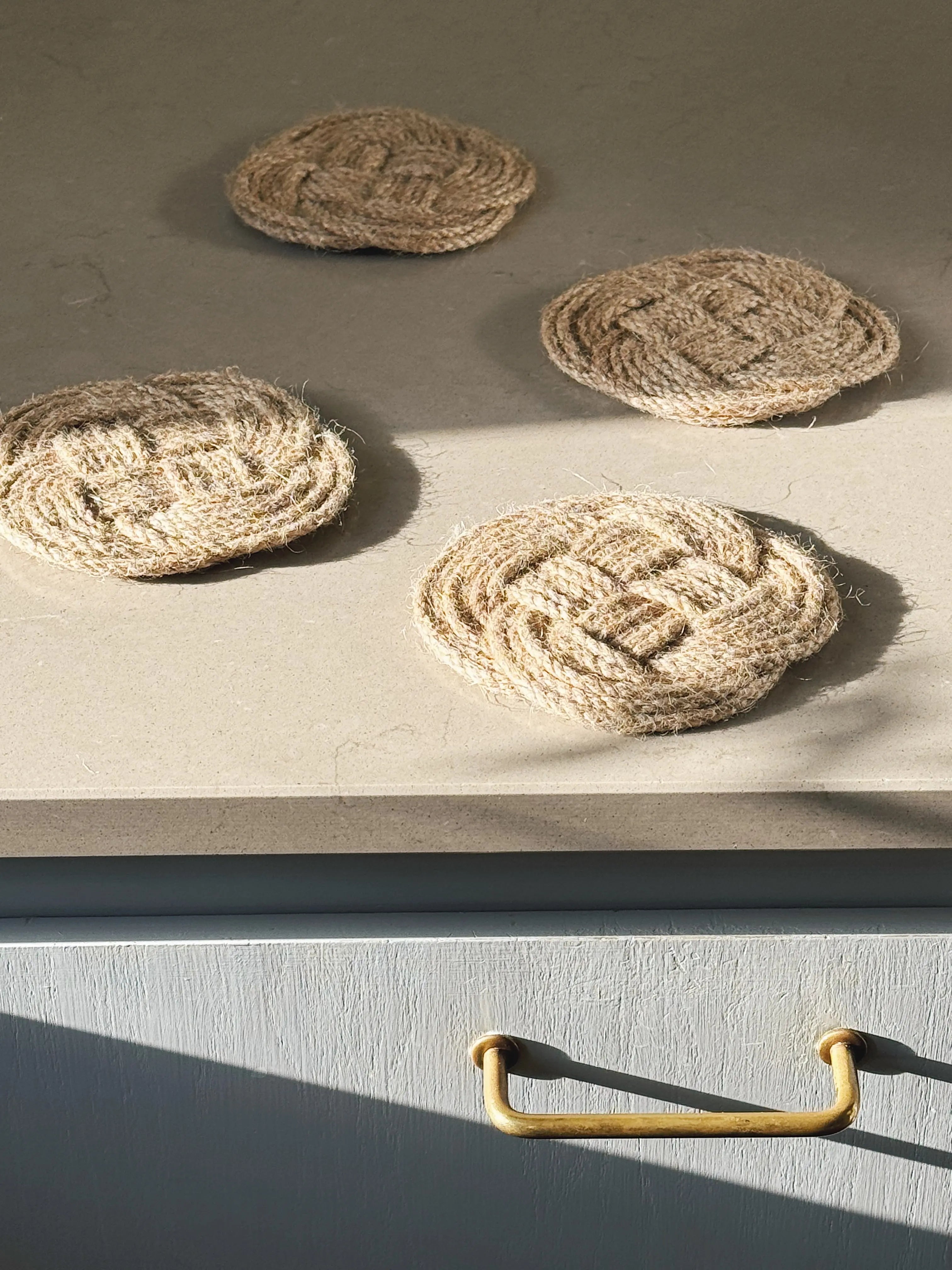 Sæt med 4 Ocean Plait Coasters i Flettet Jute | Ø10 cm Studio Hafnia