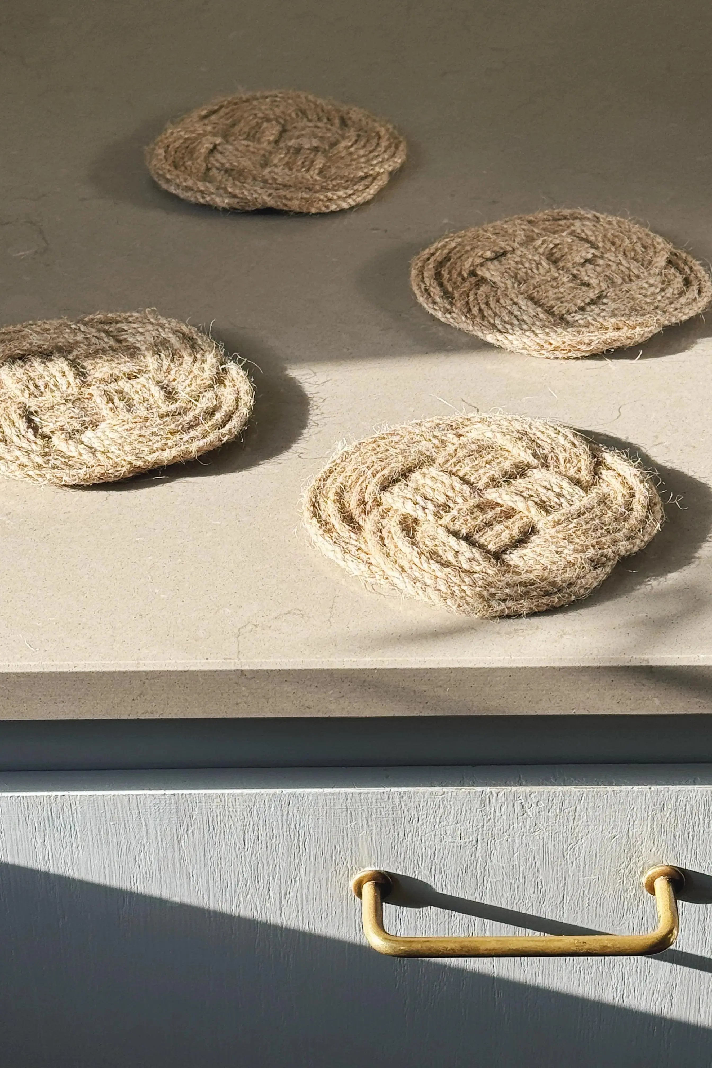 Sæt med 4 Ocean Plait Coasters i Flettet Jute | Ø10 cm Studio Hafnia