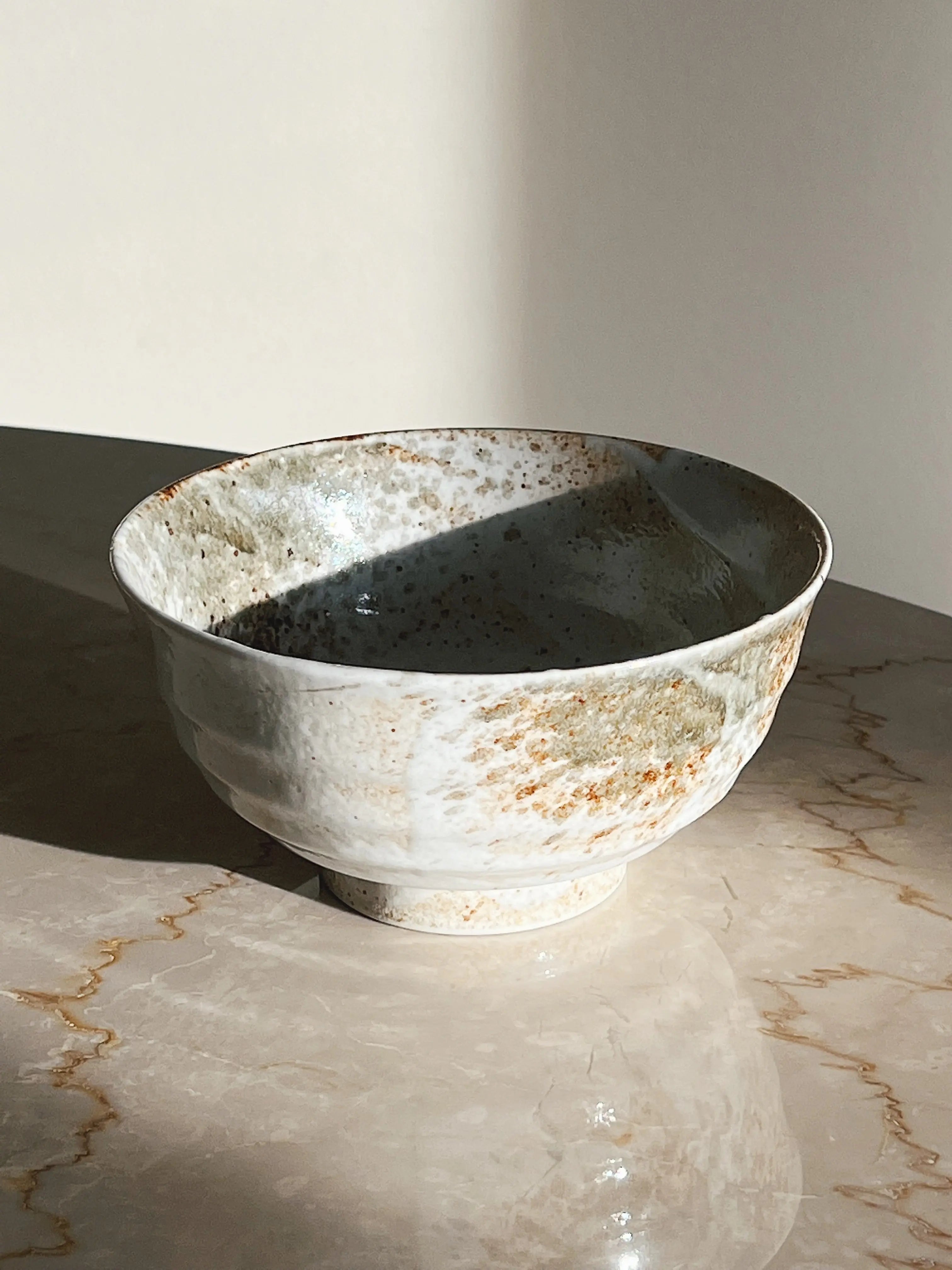 Sandfarvet skål fra Japan med brun og grøn glasur Studio Hafnia