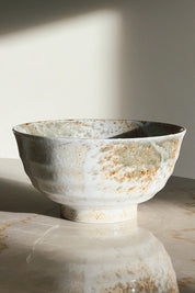 Sandfarvet skål fra Japan med brun og grøn glasur | Stor Studio Hafnia