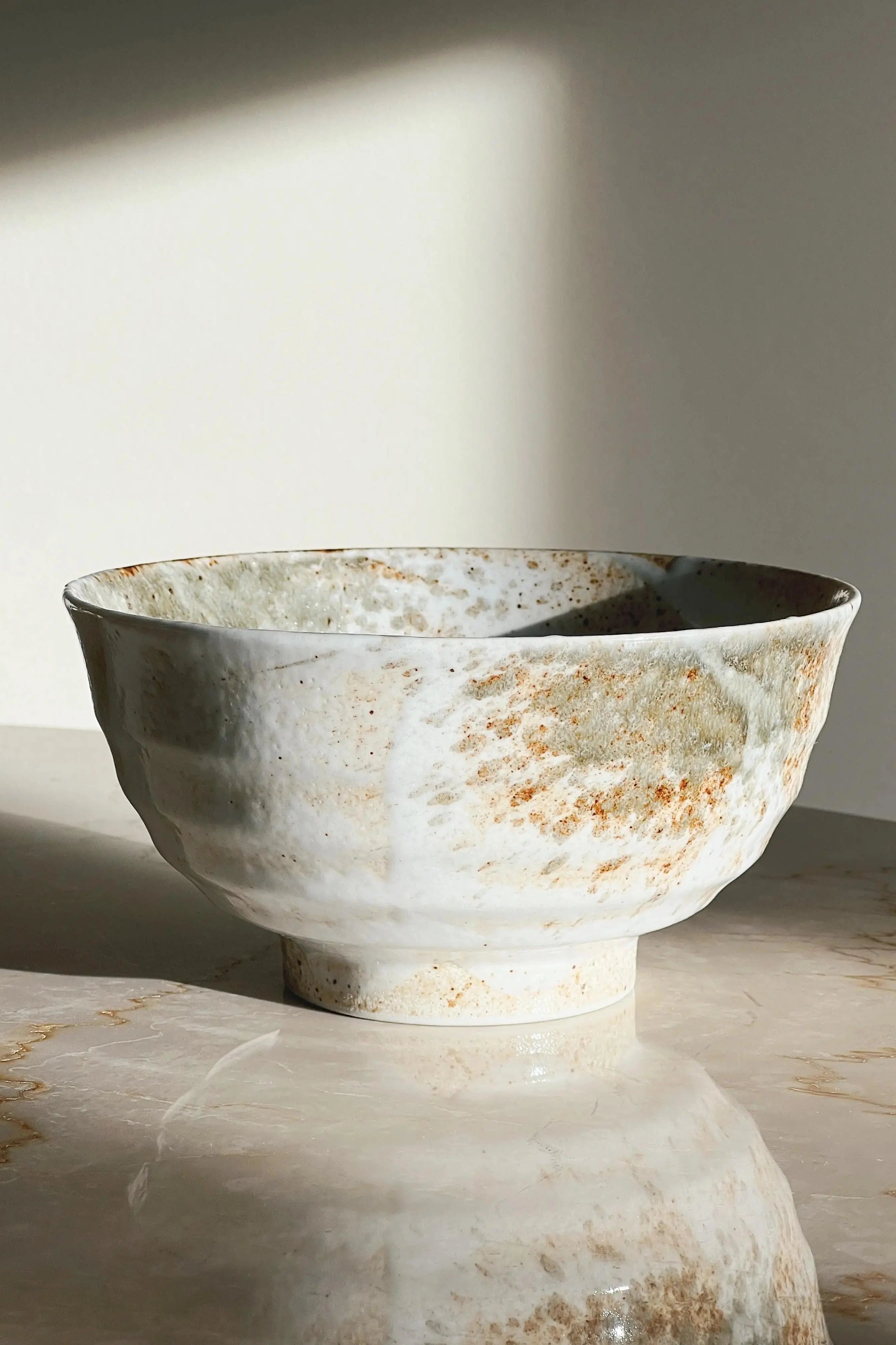 Sandfarvet skål fra Japan med brun og grøn glasur | Stor Studio Hafnia