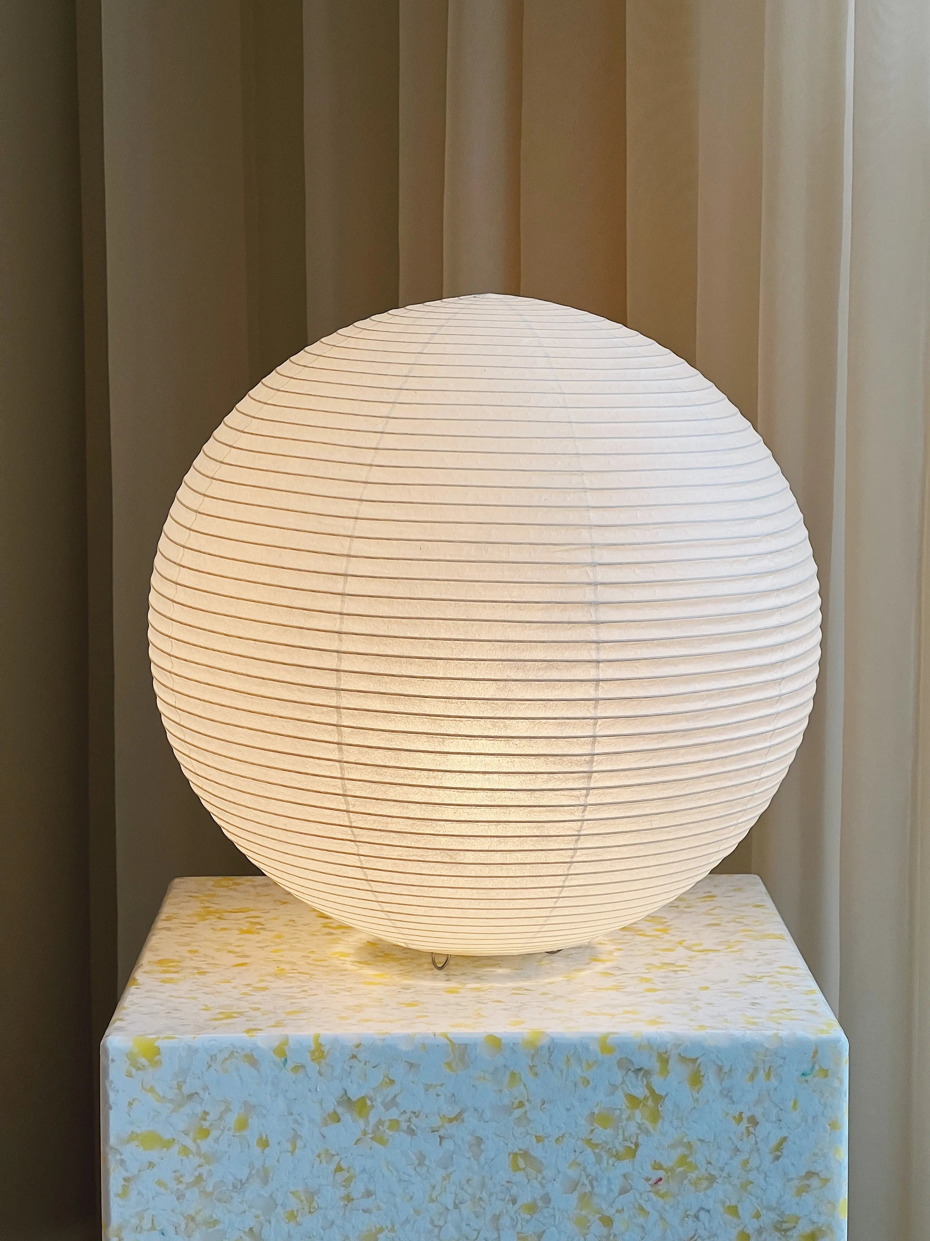 Shigeru Uchida Paper Moon PM05 bordlampe i washi-papir fra Asano