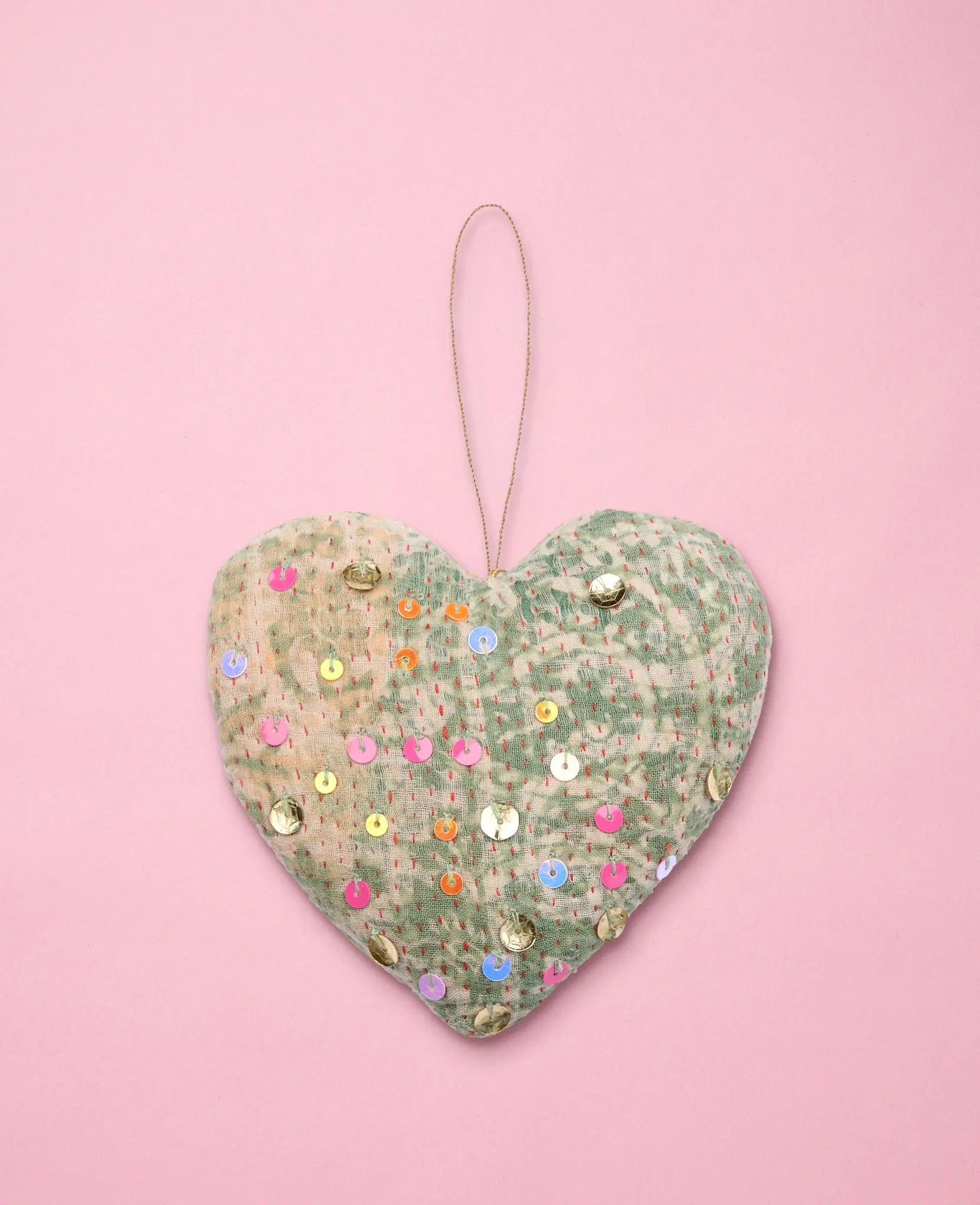 Sissel Edelbo | Julehjerte i silke med pailletter | Azalea Smagrad Sissel Edelbo