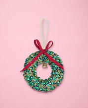 Sissel Edelbo | Kantha krans med klokke og pailletter | Green Sparkle Sissel Edelbo