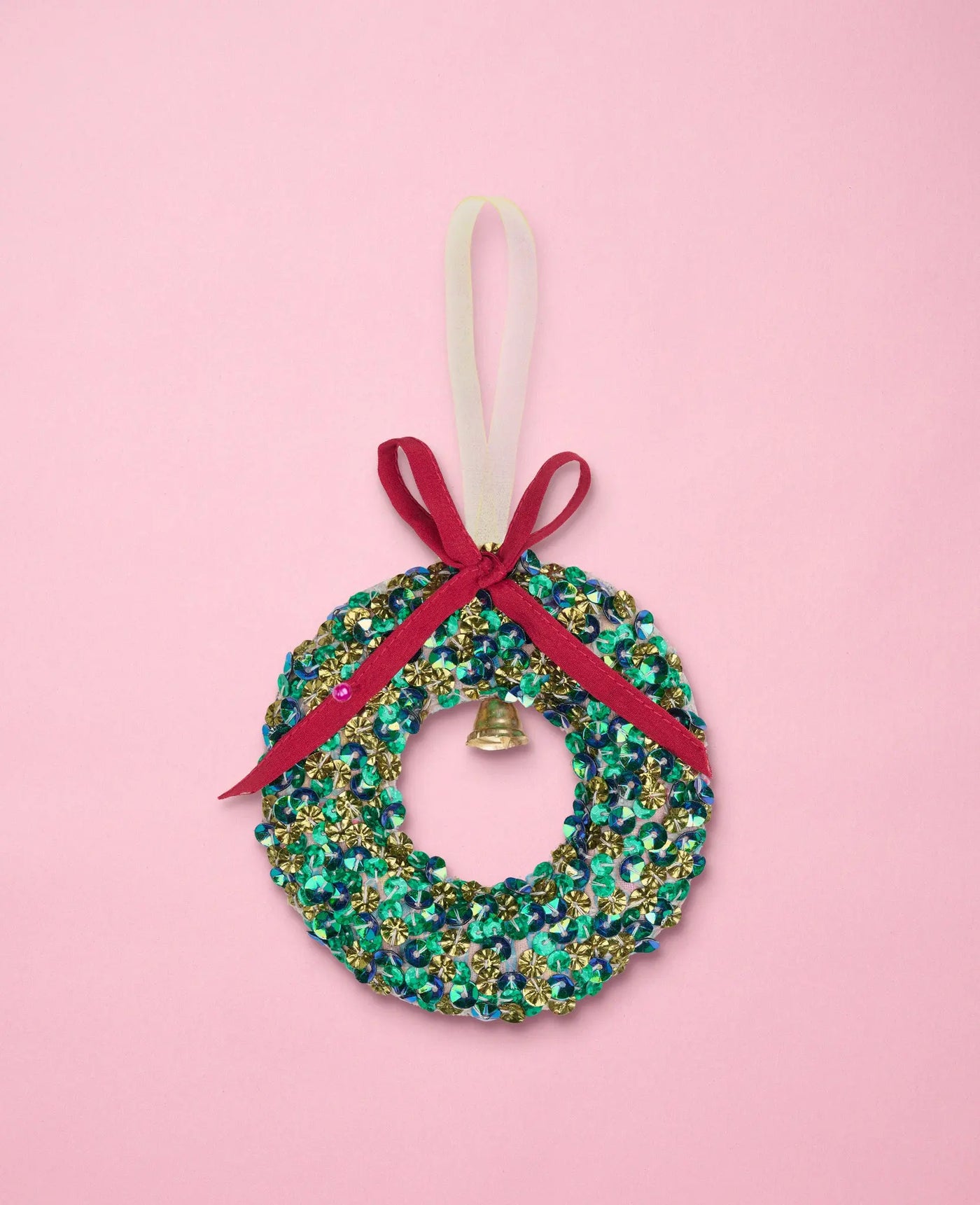 Sissel Edelbo | Kantha krans med klokke og pailletter | Green Sparkle Sissel Edelbo