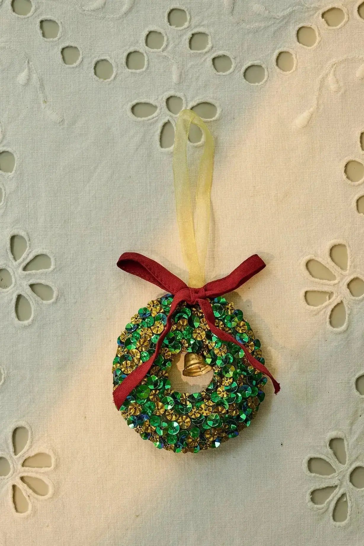 Sissel Edelbo | Kantha Krans med Klokke og Pailletter | Green Sparkle Sissel Edelbo