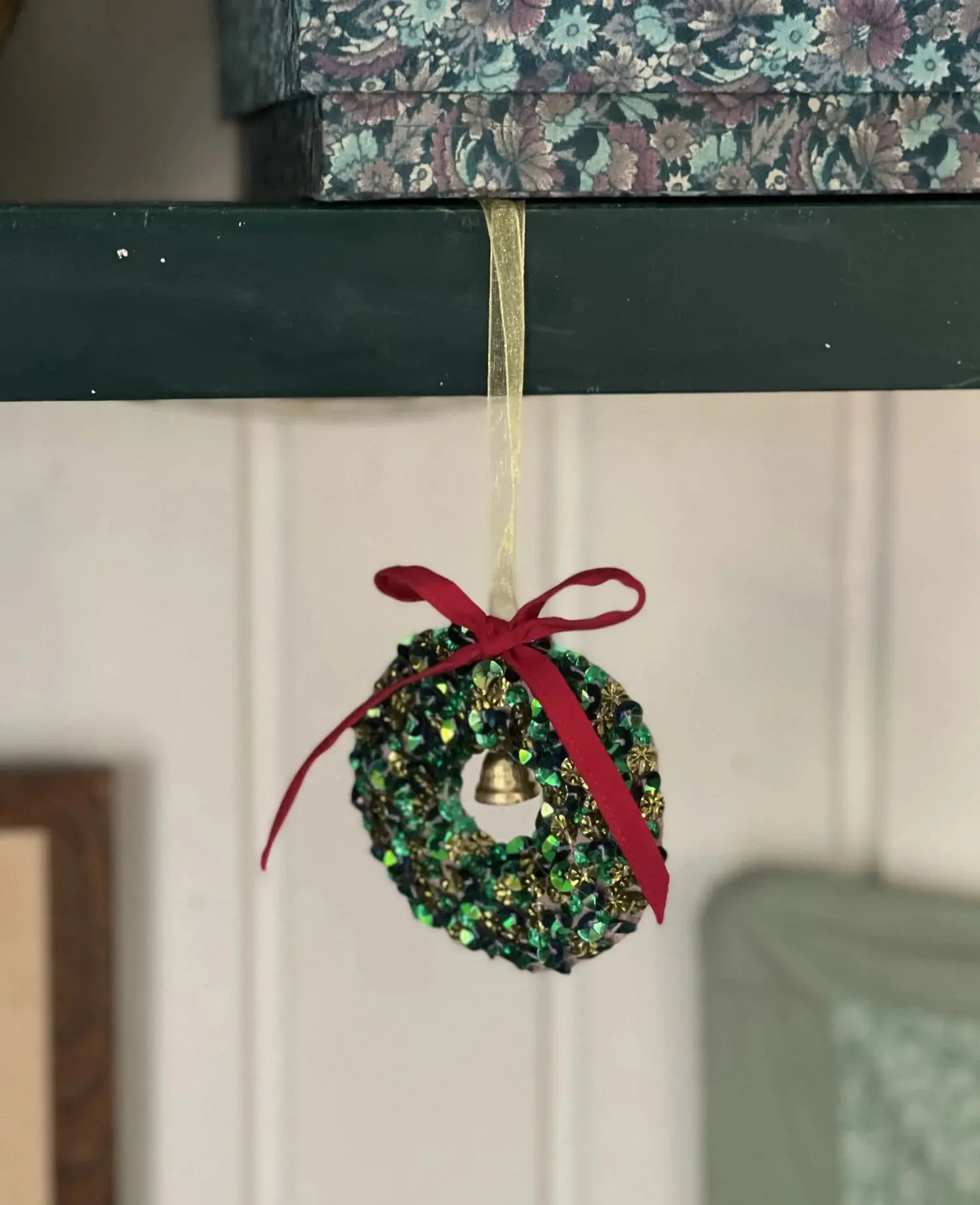 Sissel Edelbo | Kantha Krans med Klokke og Pailletter | Green Sparkle Sissel Edelbo