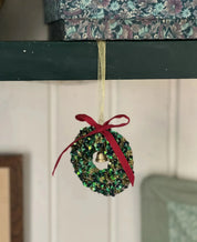 Sissel Edelbo | Kantha Krans med Klokke og Pailletter | Green Sparkle Sissel Edelbo