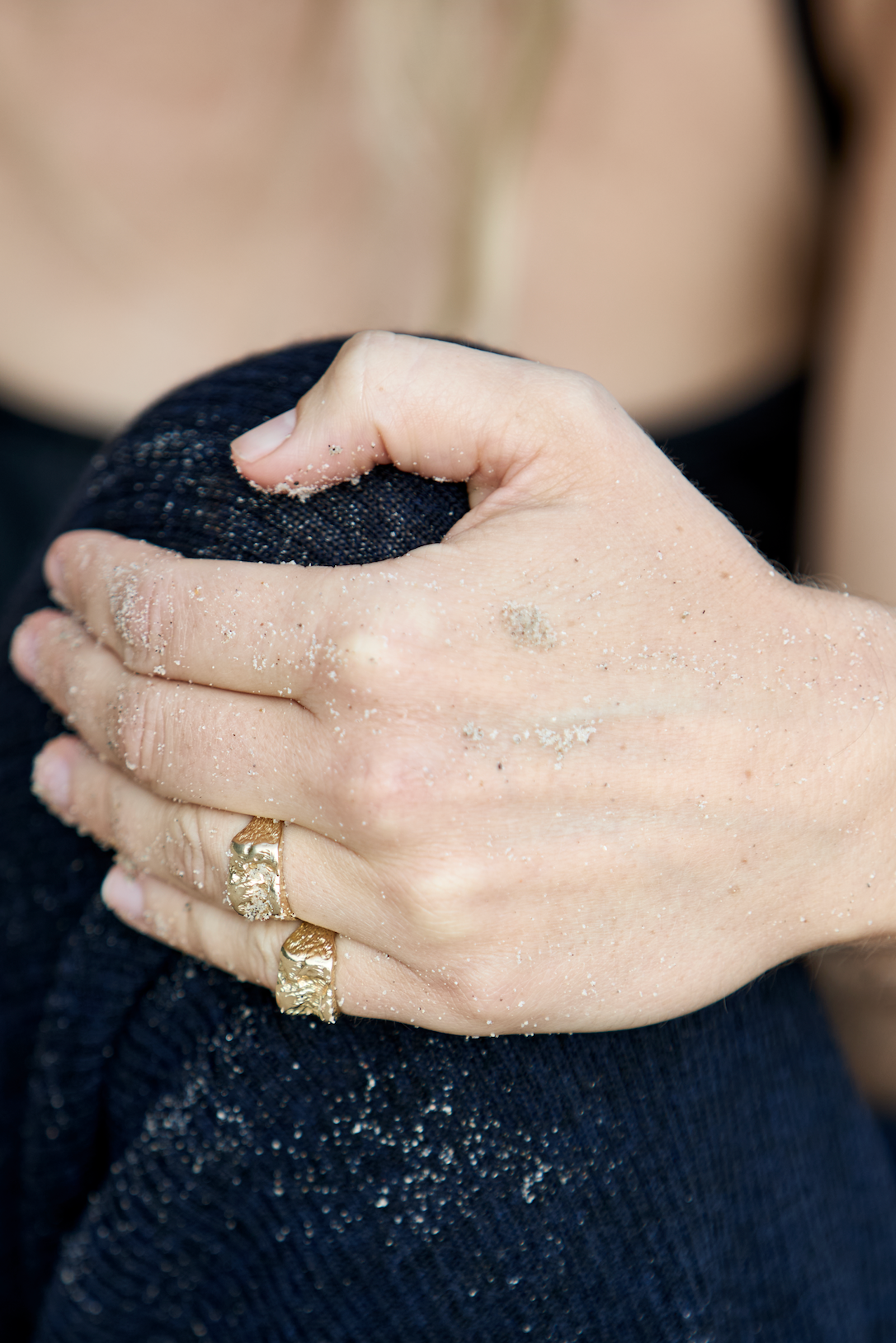 Inger Ring i guld fra Christina Iversen Studios Inger-serie, håndlavet i Danmark
