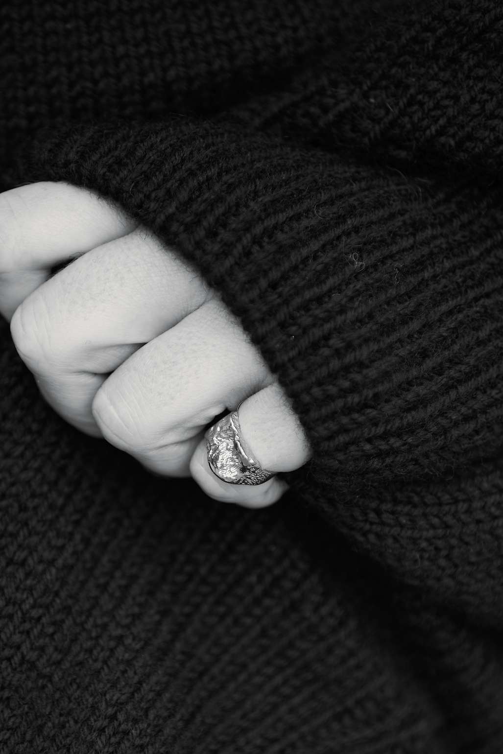 Inger Ring i 14 karat guld, skulpturelt smykke inspireret af havets bevægelser