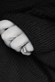 Inger Ring i 14 karat guld, skulpturelt smykke inspireret af havets bevægelser