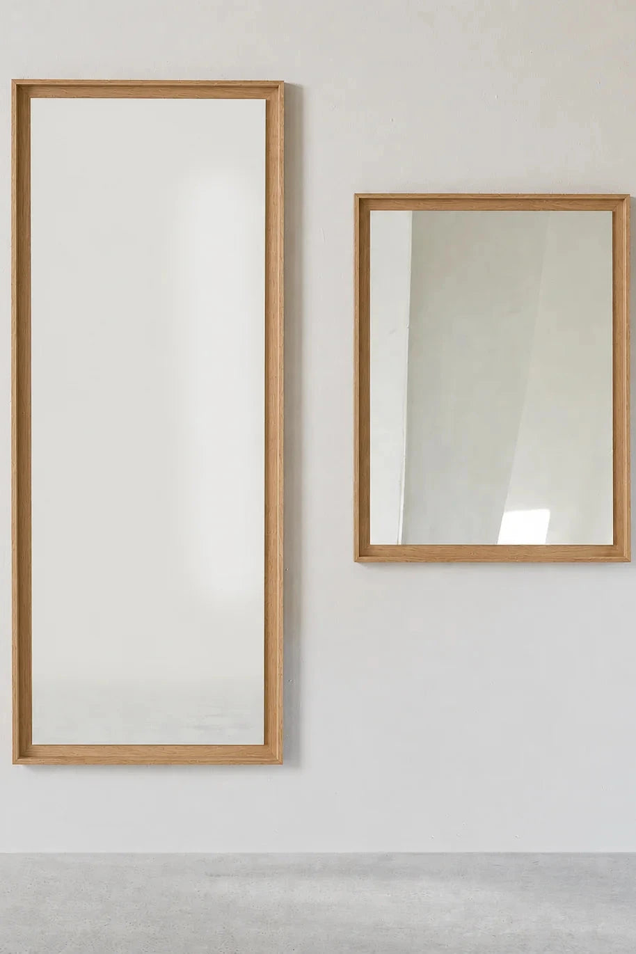Stillark Relief Mirror vægspejl i lakeret egefinér, Studio Hafnia