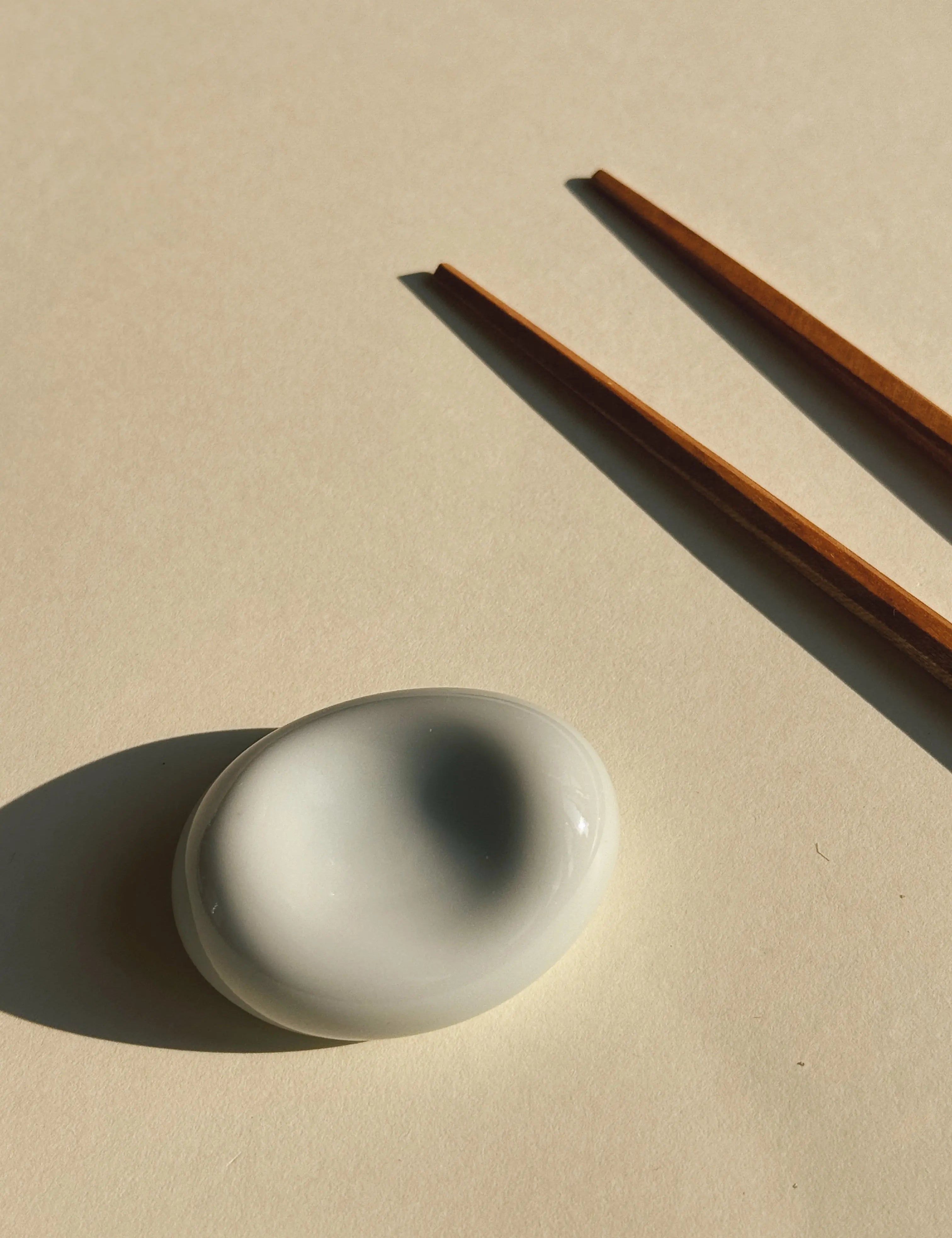 Spisepindeholder i Lyseblå Porcelæn | 4,2 cm – Mino Ware fra Japan Studio Hafnia