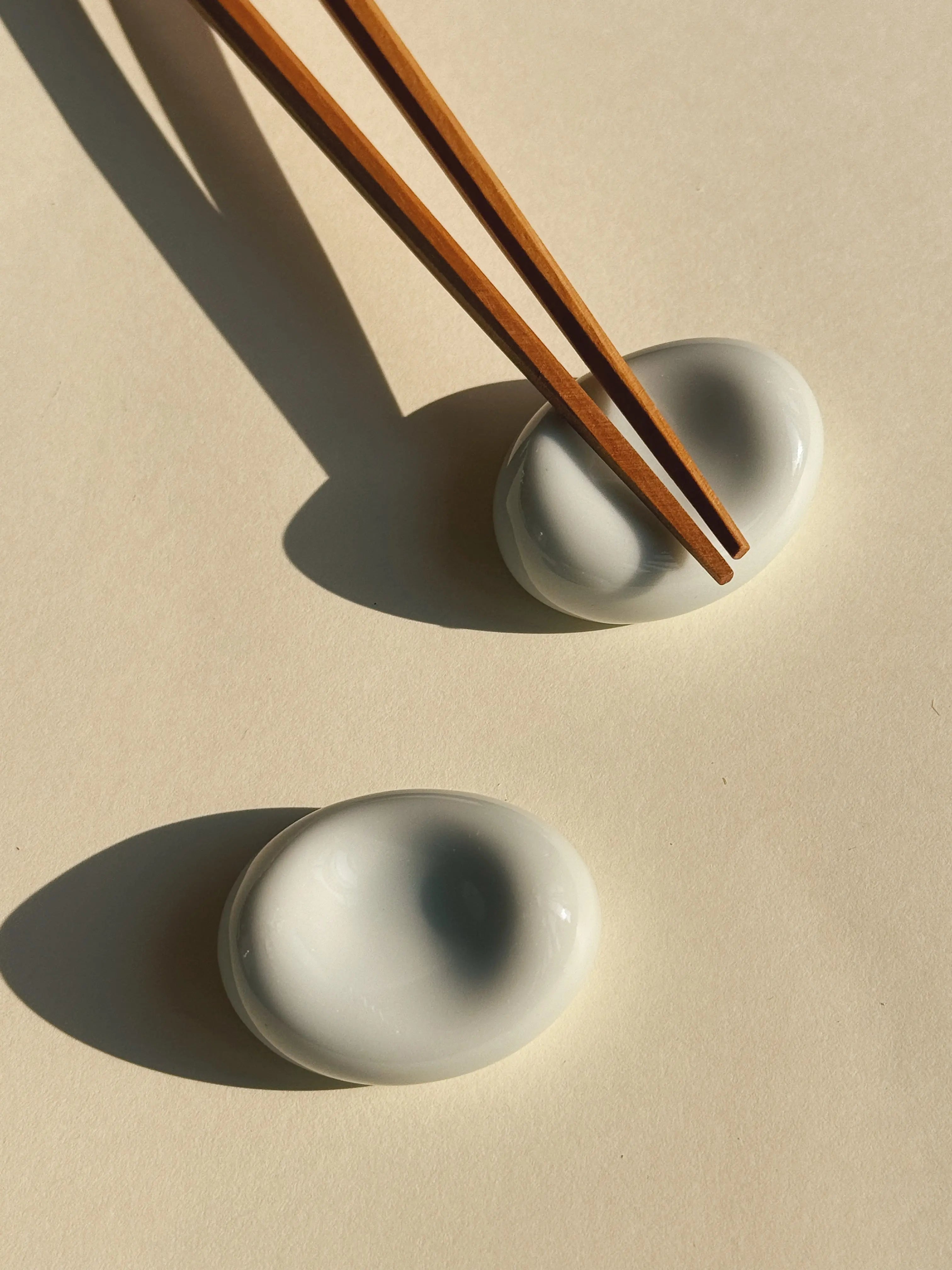 Spisepindeholder i Lyseblå Porcelæn | 4,2 cm – Mino Ware fra Japan Studio Hafnia
