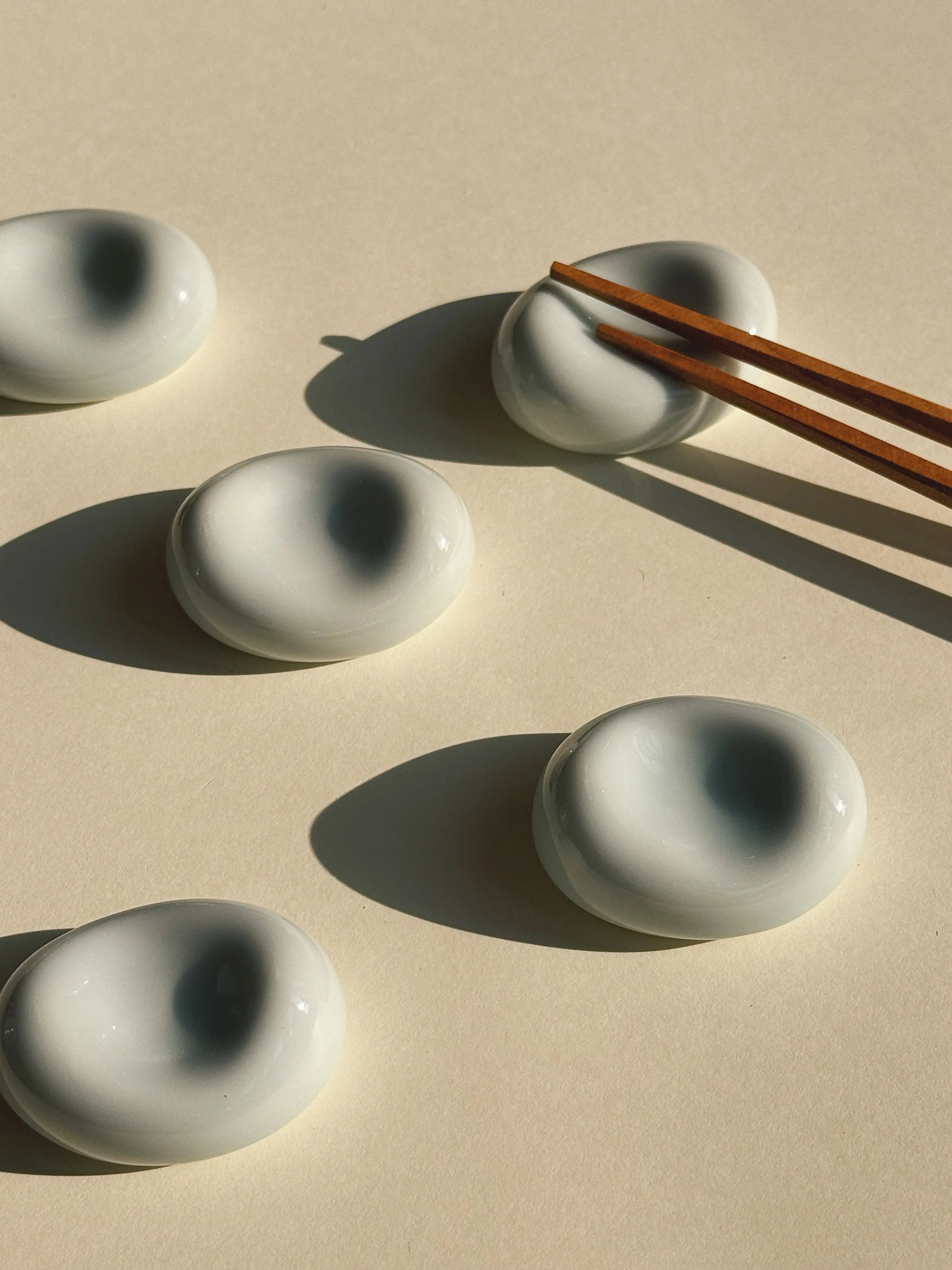 Spisepindeholder i Lyseblå Porcelæn | 4,2 cm – Mino Ware fra Japan Studio Hafnia