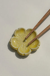 Spisepindholder i keramik | Gul blomsterform | Japan STUDIO HAFNIA