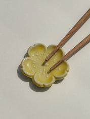 Spisepindholder i keramik | Gul blomsterform | Japan STUDIO HAFNIA
