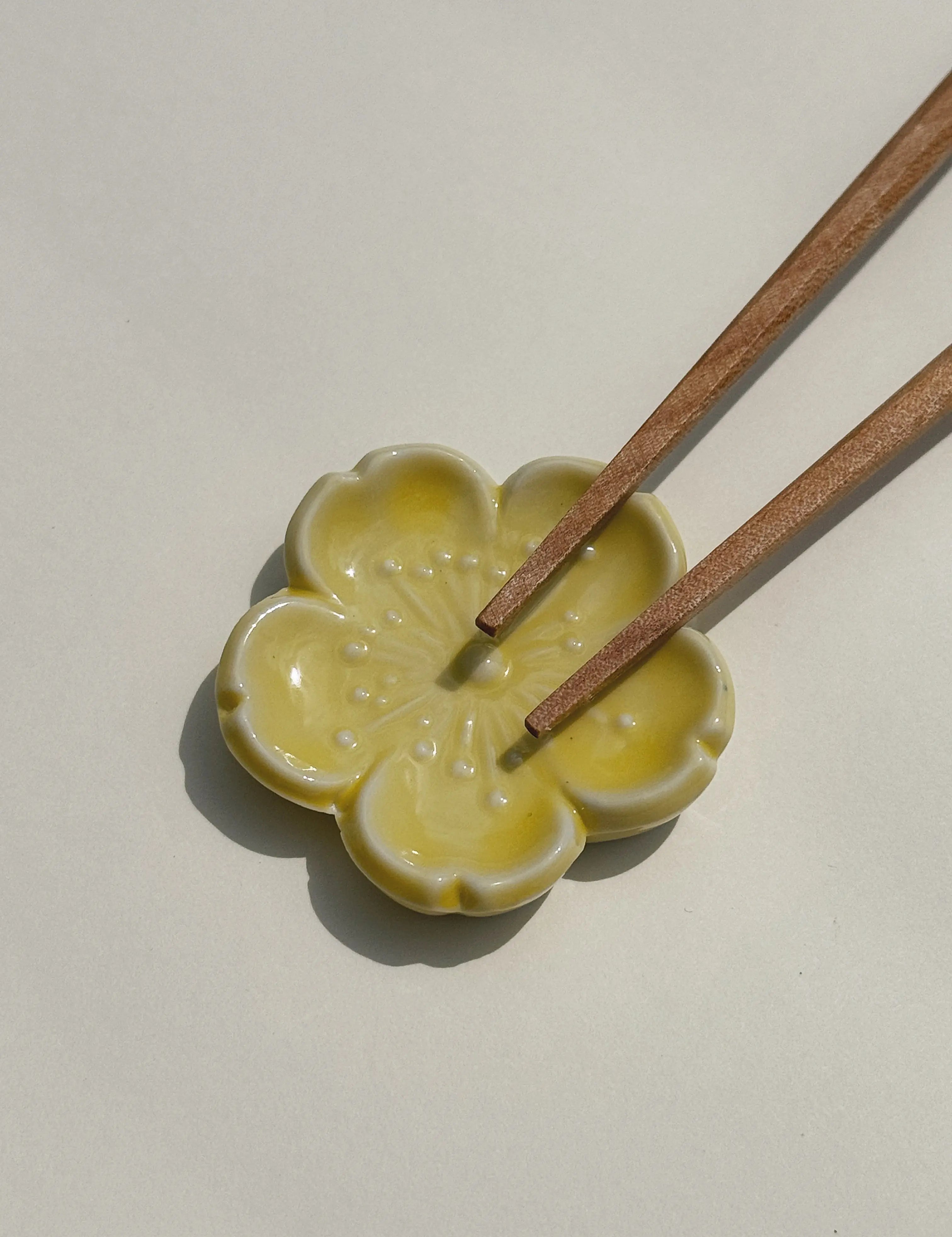 Spisepindholder i keramik | Gul blomsterform | Japan STUDIO HAFNIA