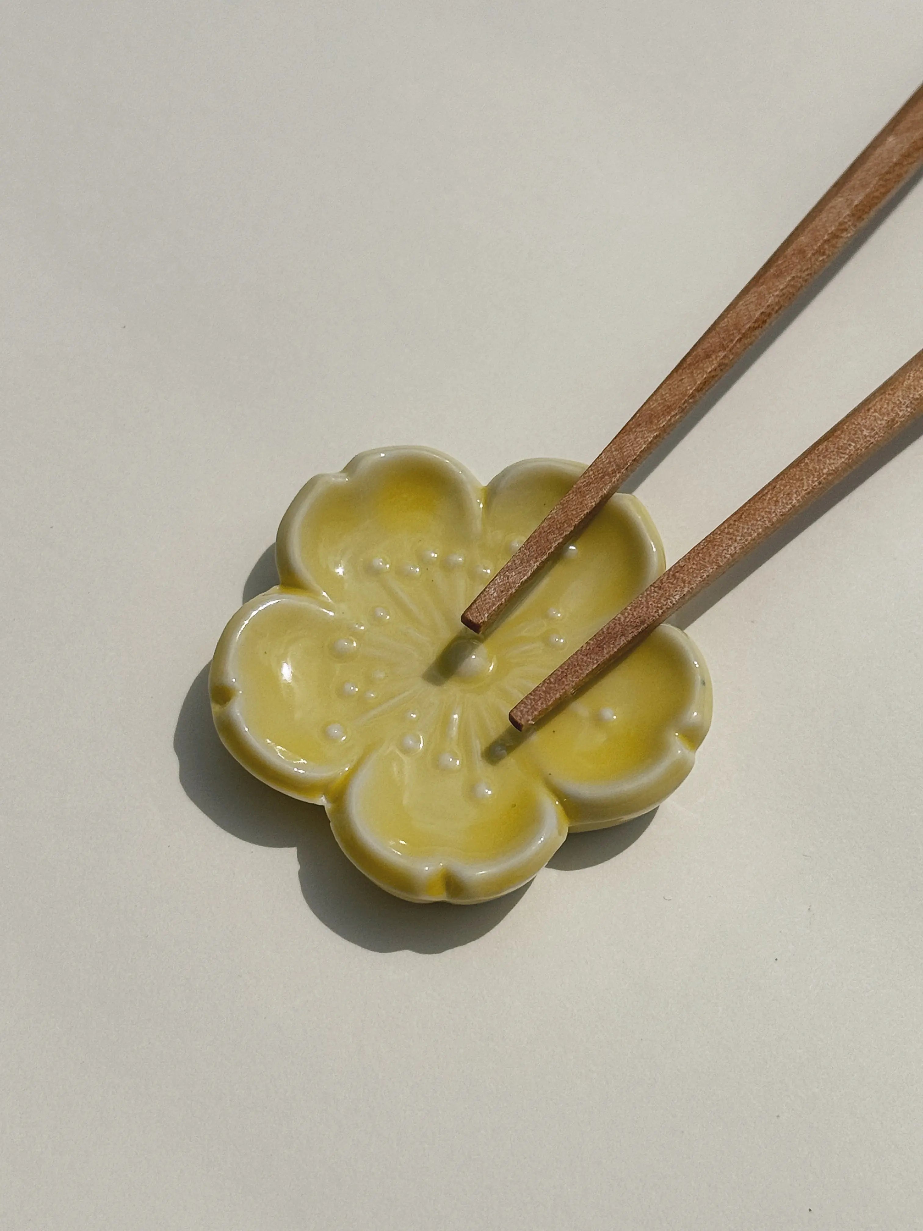 Spisepindholder i keramik | Gul blomsterform | Japan STUDIO HAFNIA