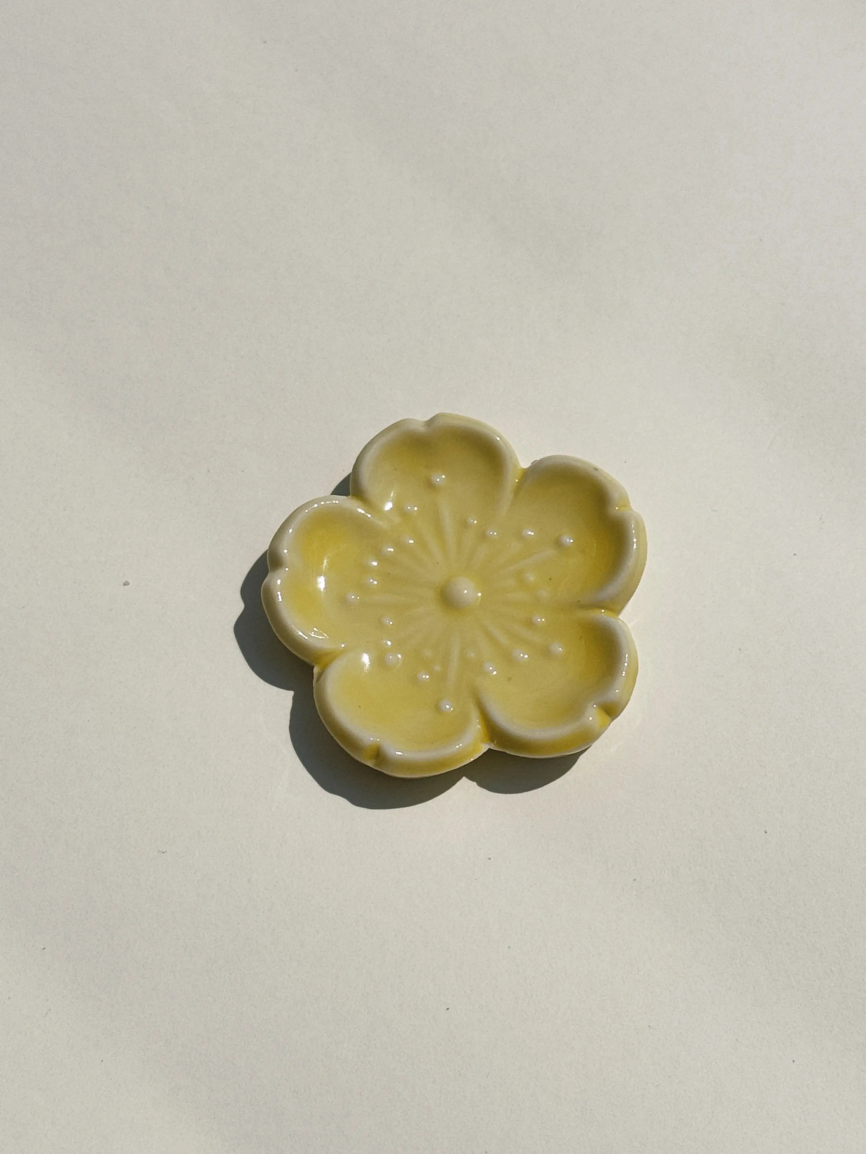 Spisepindholder i keramik | Gul blomsterform | Japan STUDIO HAFNIA