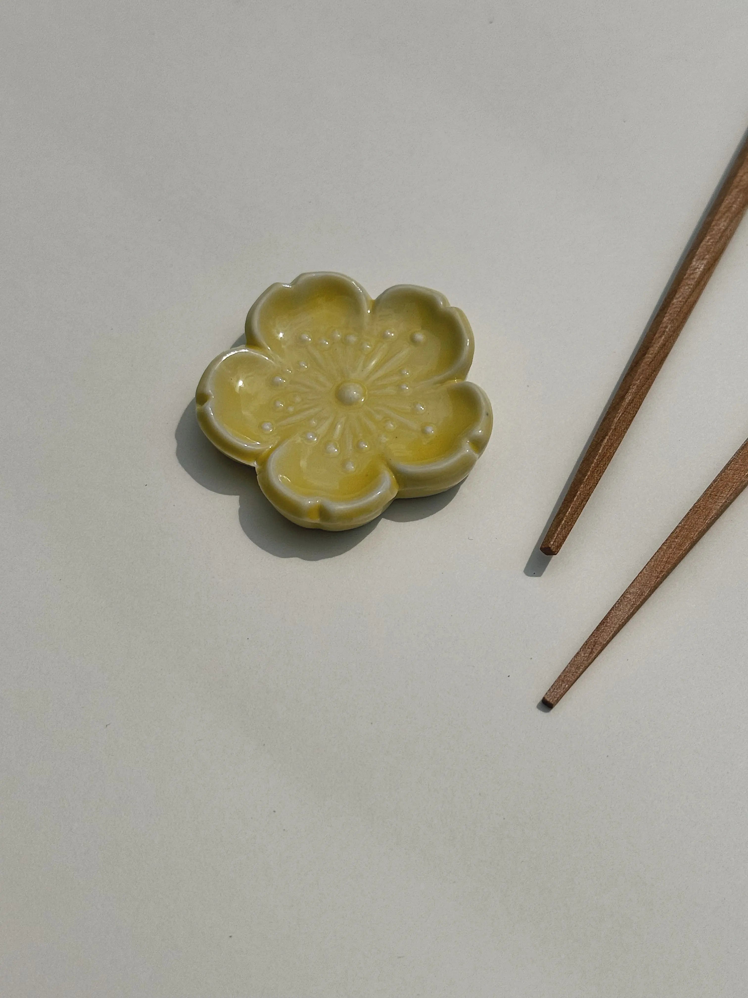 Spisepindholder i keramik | Gul blomsterform | Japan STUDIO HAFNIA