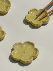 Spisepindholder i keramik | Gul blomsterform | Japan STUDIO HAFNIA