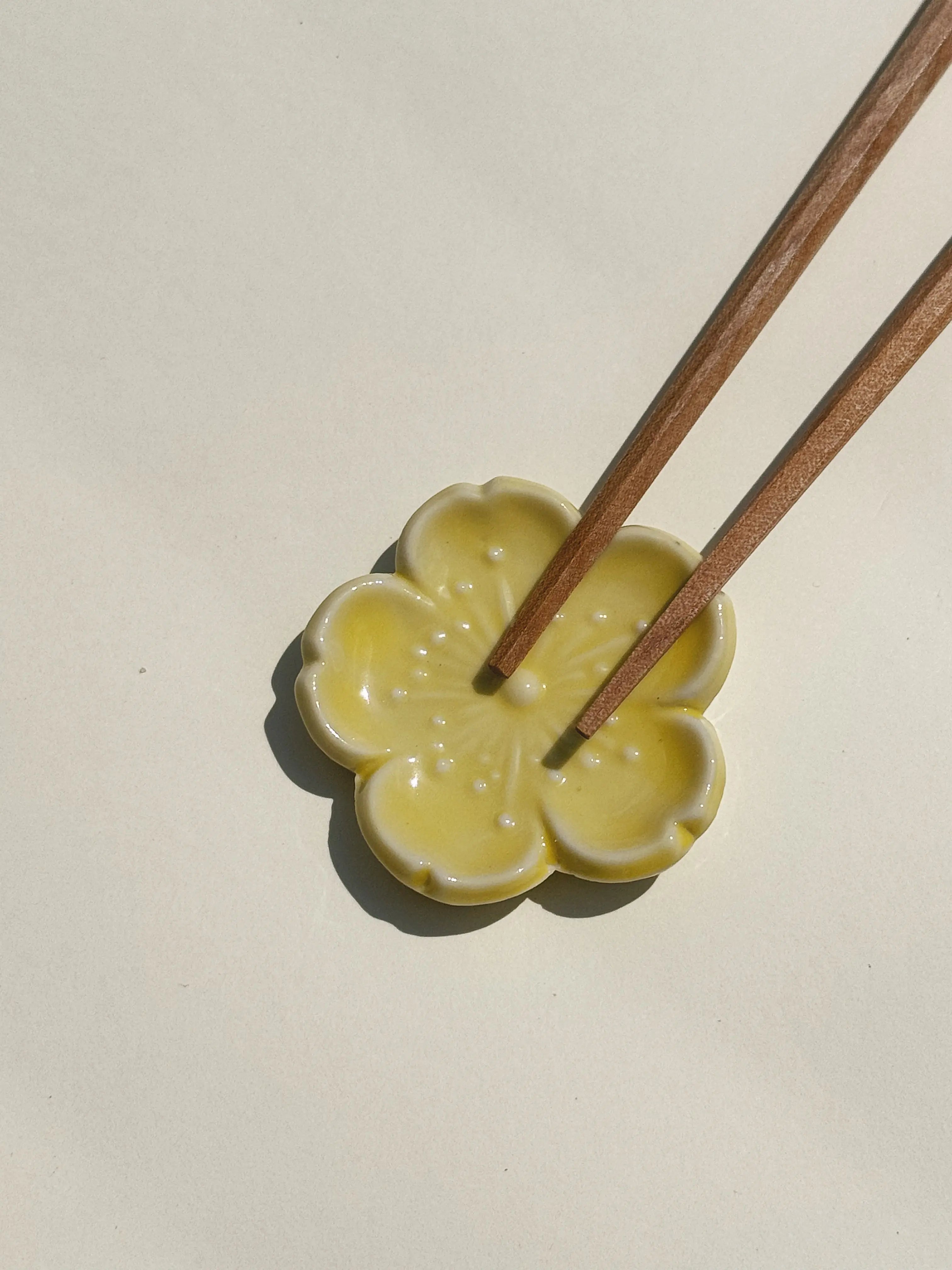 Spisepindholder i keramik | Gul blomsterform | Japan STUDIO HAFNIA
