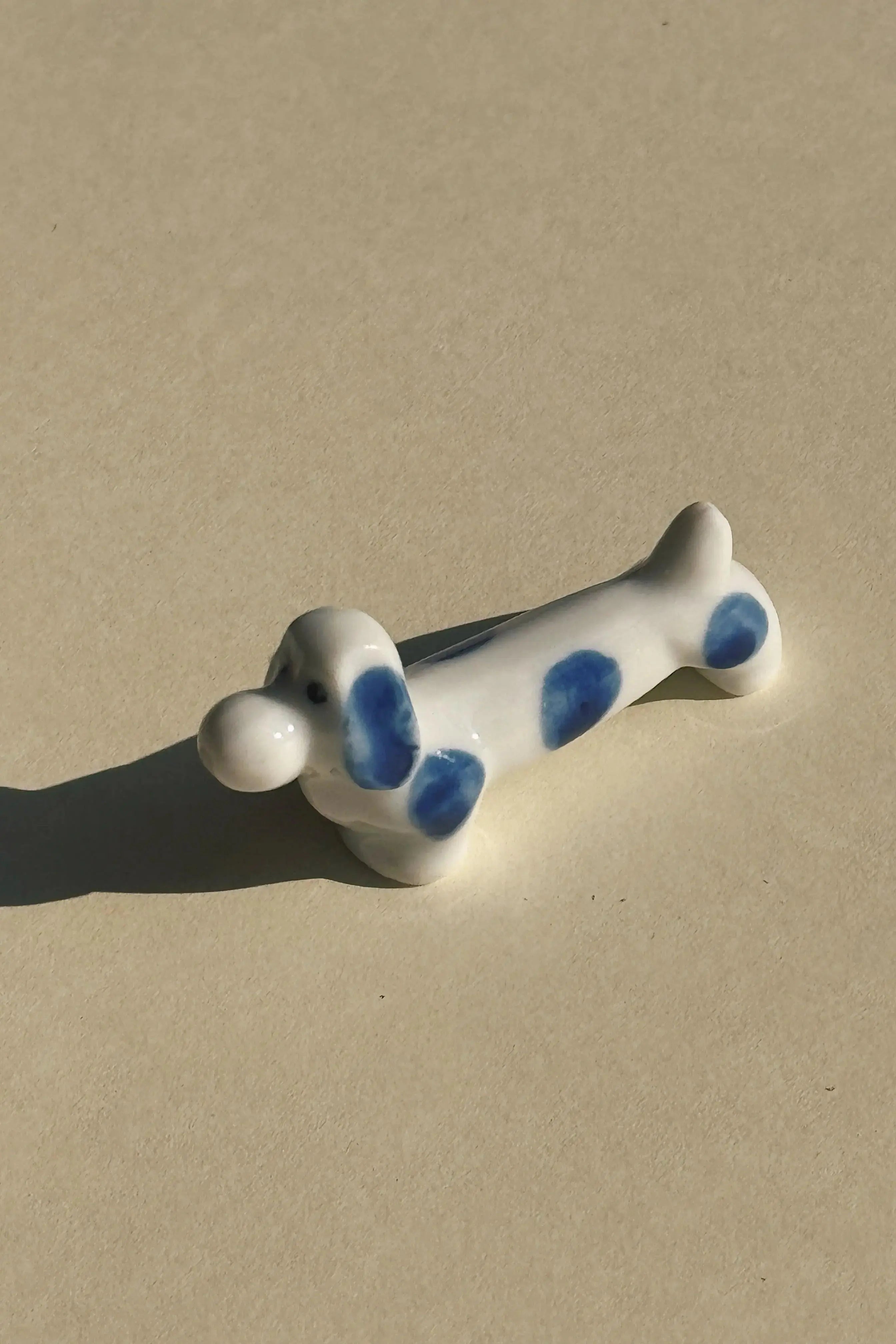 Spisepindholder i keramik | Hund med blå prikker | Japan Studio Hafnia