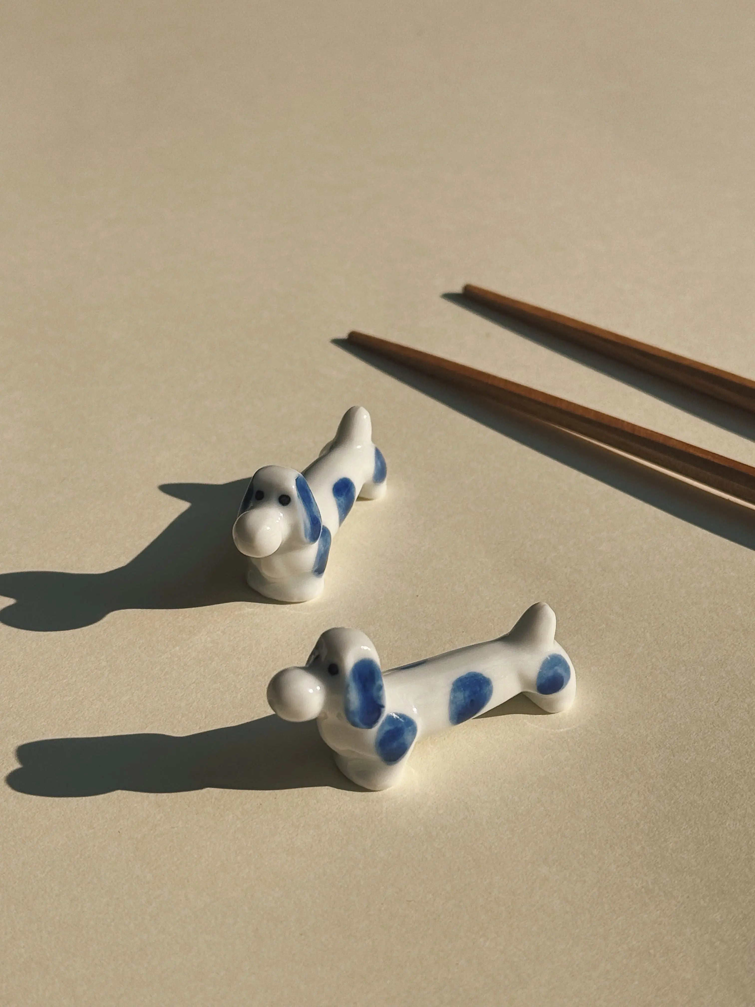 Spisepindholder i keramik | Hund med blå prikker | Japan Studio Hafnia