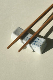 Spisepindholder i keramik | Hvid med blå stænk | Japan Studio Hafnia