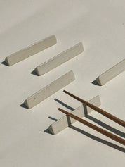 Spisepindholder i keramik | Hvid trekant | Japan STUDIO HAFNIA