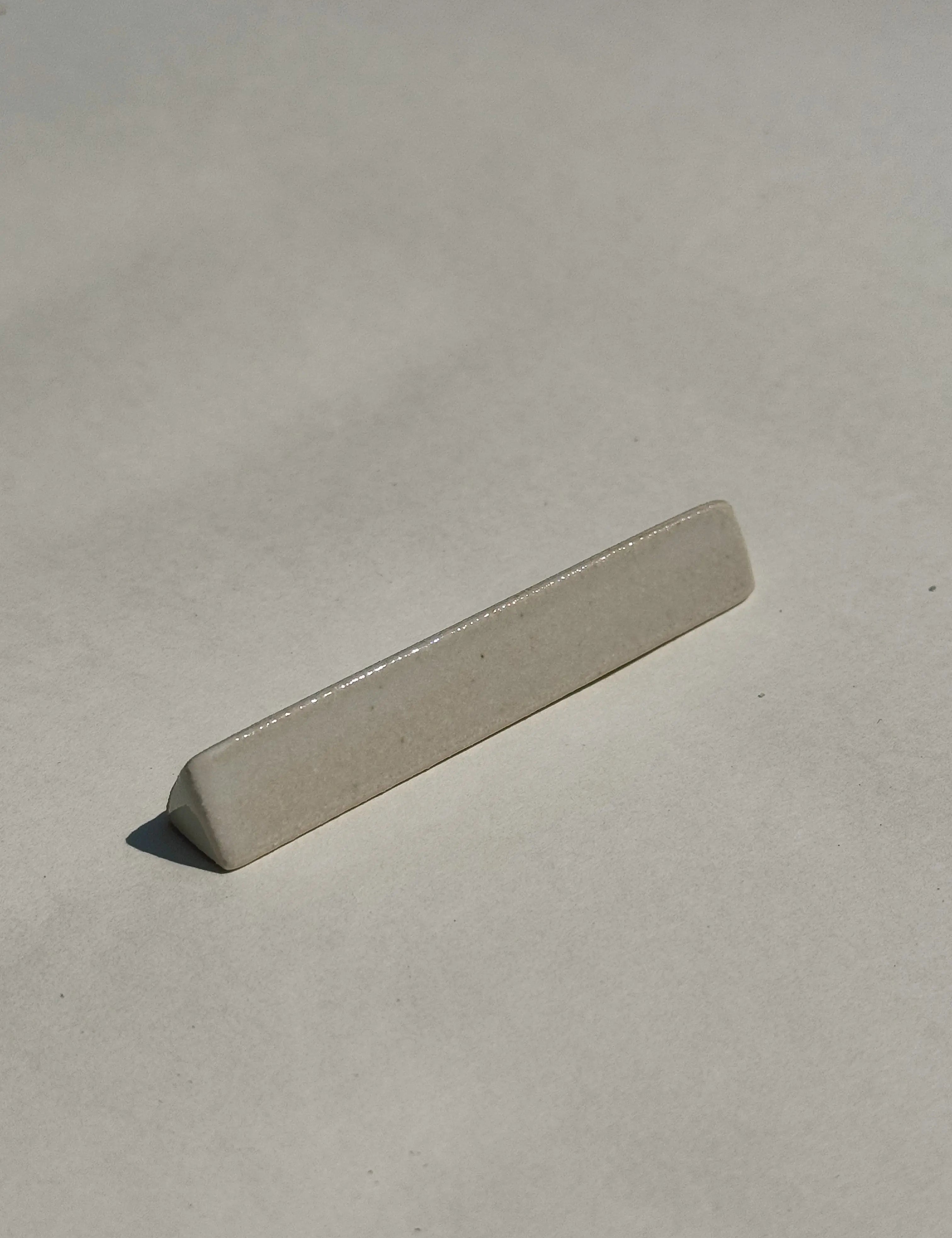 Spisepindholder i keramik | Hvid trekant | Japan STUDIO HAFNIA