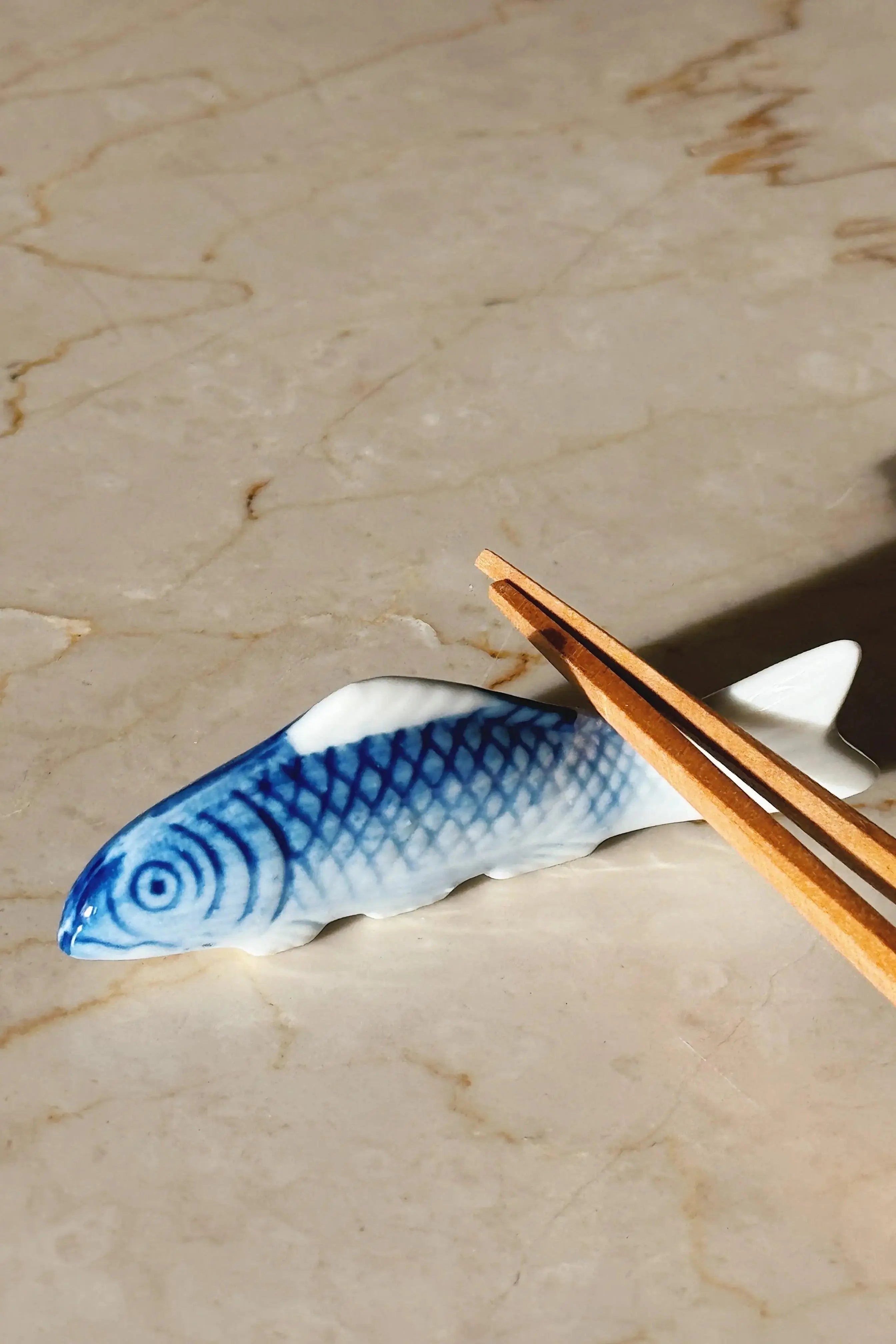 Spisepindholder i keramik | Koi-fisk | Blå og hvid | Japan Studio Hafnia