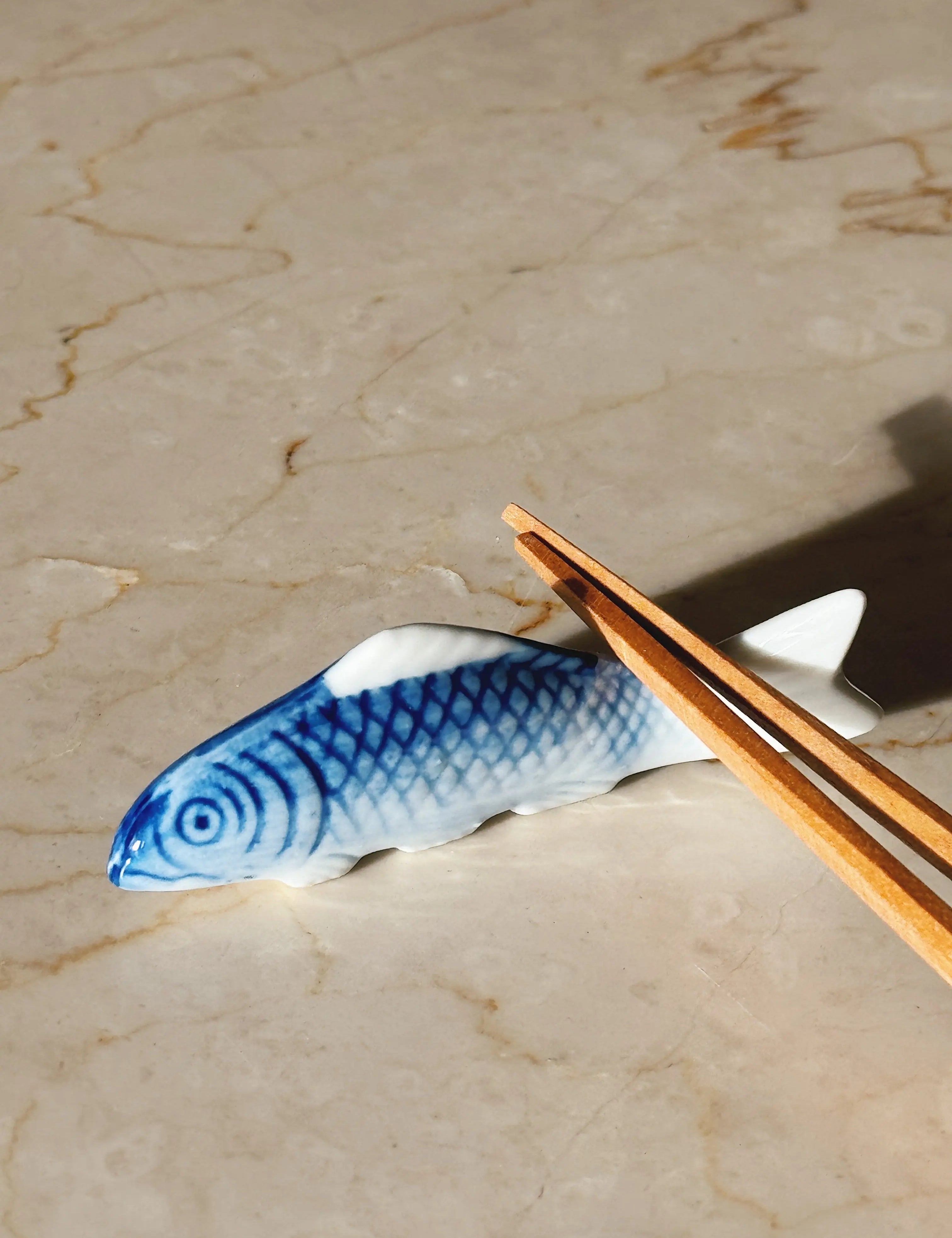 Spisepindholder i keramik | Koi-fisk | Blå og hvid | Japan Studio Hafnia