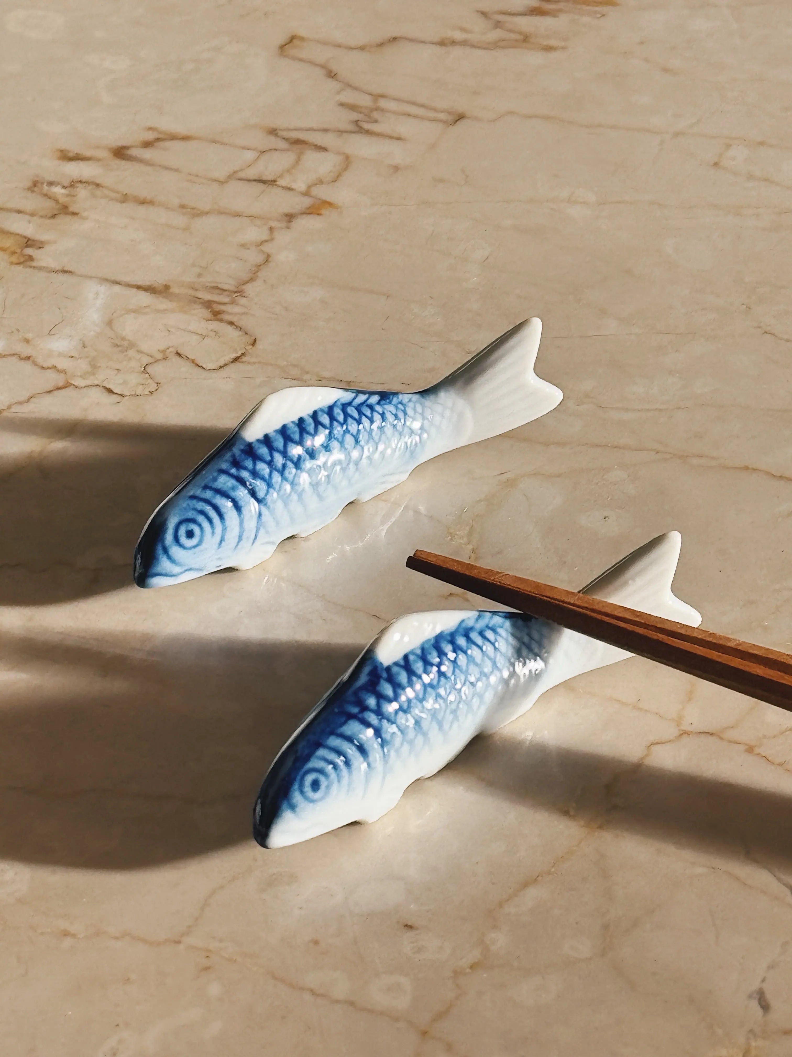 Spisepindholder i keramik | Koi-fisk | Blå og hvid | Japan Studio Hafnia
