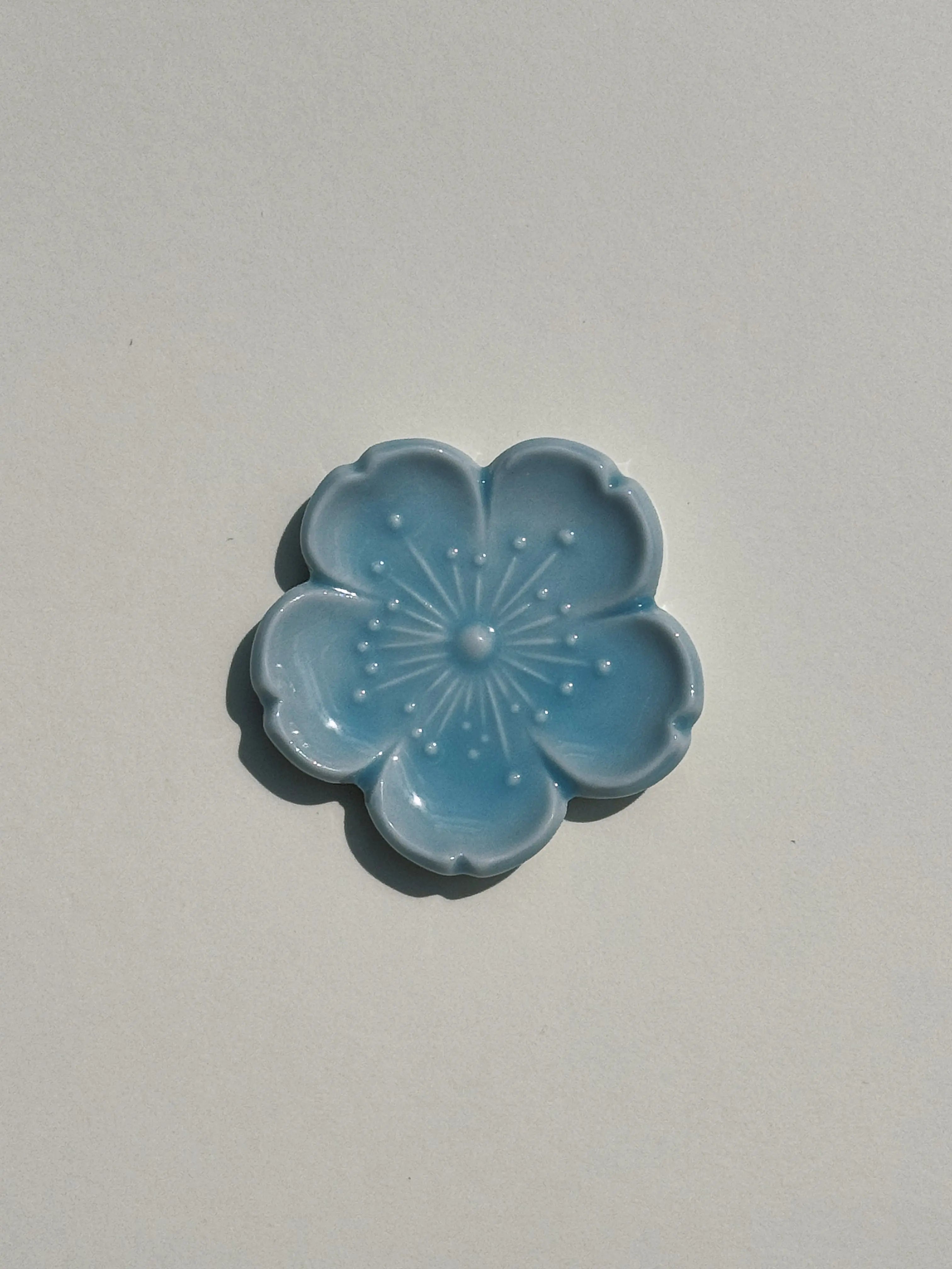 Spisepindholder i keramik | Lyseblå blomsterform | Japan Studio Hafnia