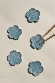 Spisepindholder i keramik | Lyseblå blomsterform | Japan Studio Hafnia
