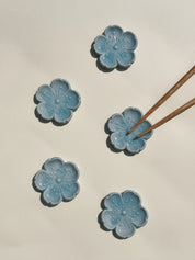 Spisepindholder i keramik | Lyseblå blomsterform | Japan Studio Hafnia