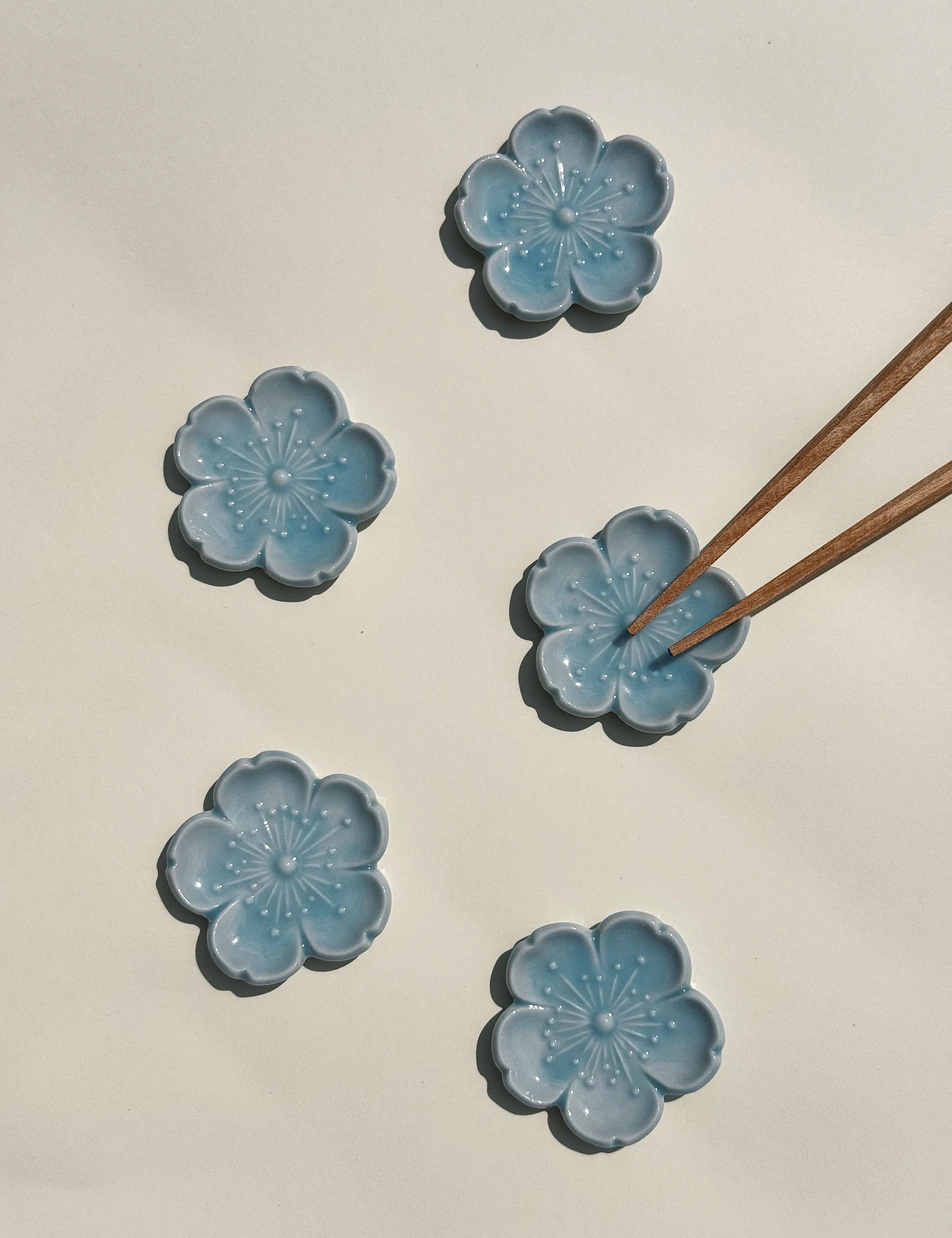 Spisepindholder i keramik | Lyseblå blomsterform | Japan Studio Hafnia