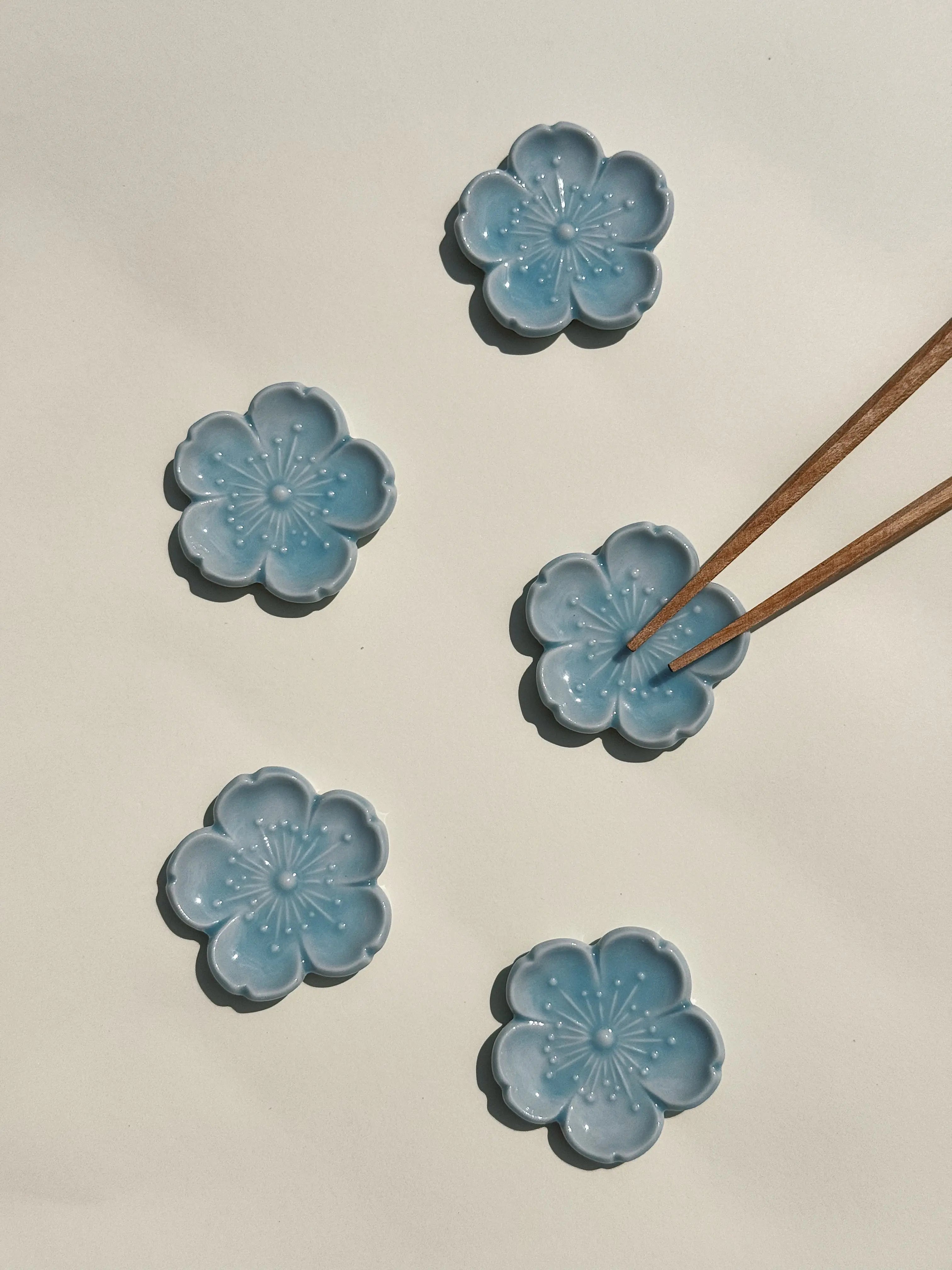 Spisepindholder i keramik | Lyseblå blomsterform | Japan Studio Hafnia