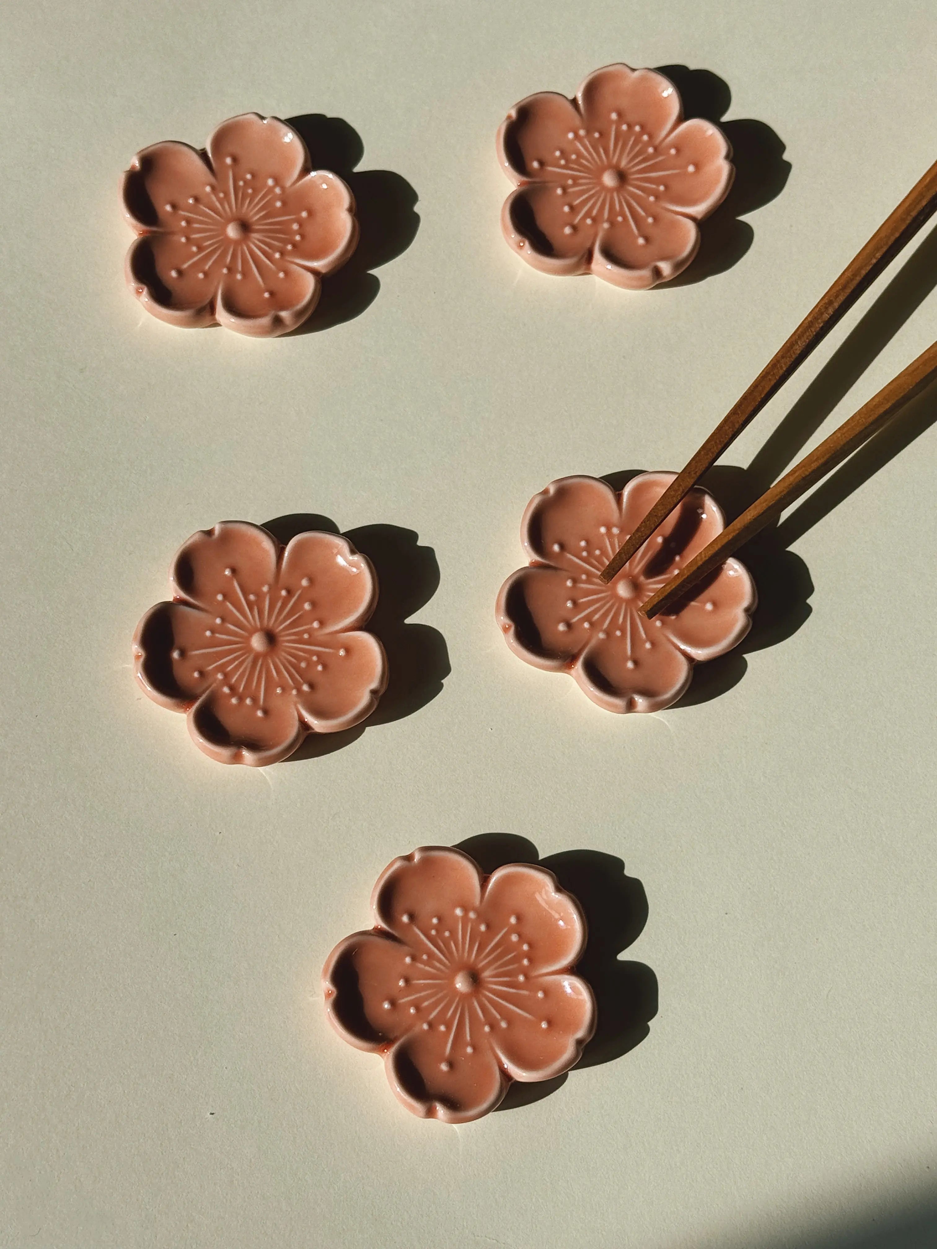 Spisepindholder i keramik | Lyserød blomsterform | Japan STUDIO HAFNIA