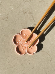 Spisepindholder i keramik | Lyserød blomsterform | Japan STUDIO HAFNIA