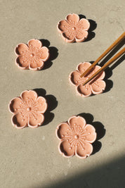 Spisepindholder i keramik | Lyserød blomsterform | Japan STUDIO HAFNIA