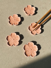 Spisepindholder i keramik | Lyserød blomsterform | Japan STUDIO HAFNIA