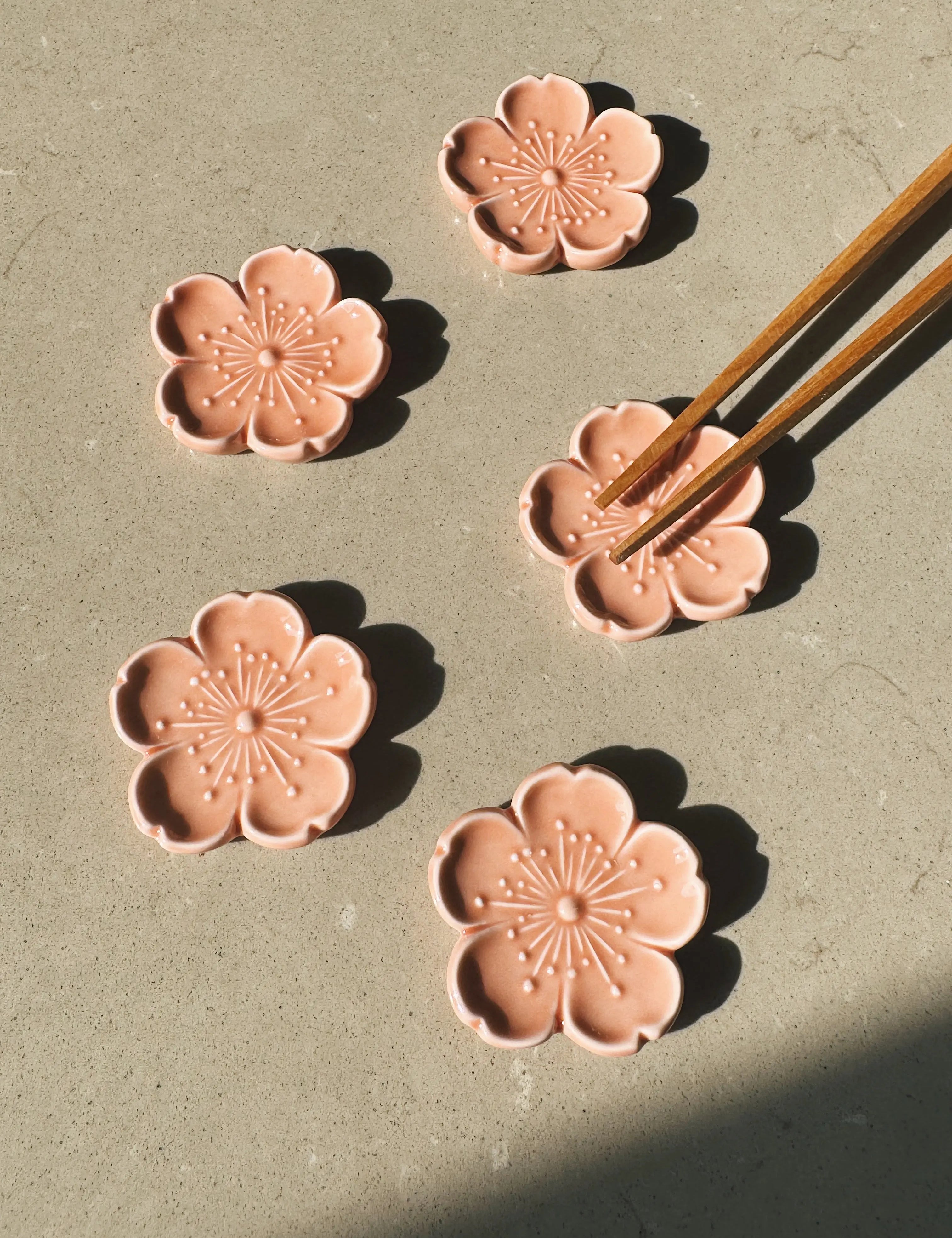 Spisepindholder i keramik | Lyserød blomsterform | Japan STUDIO HAFNIA