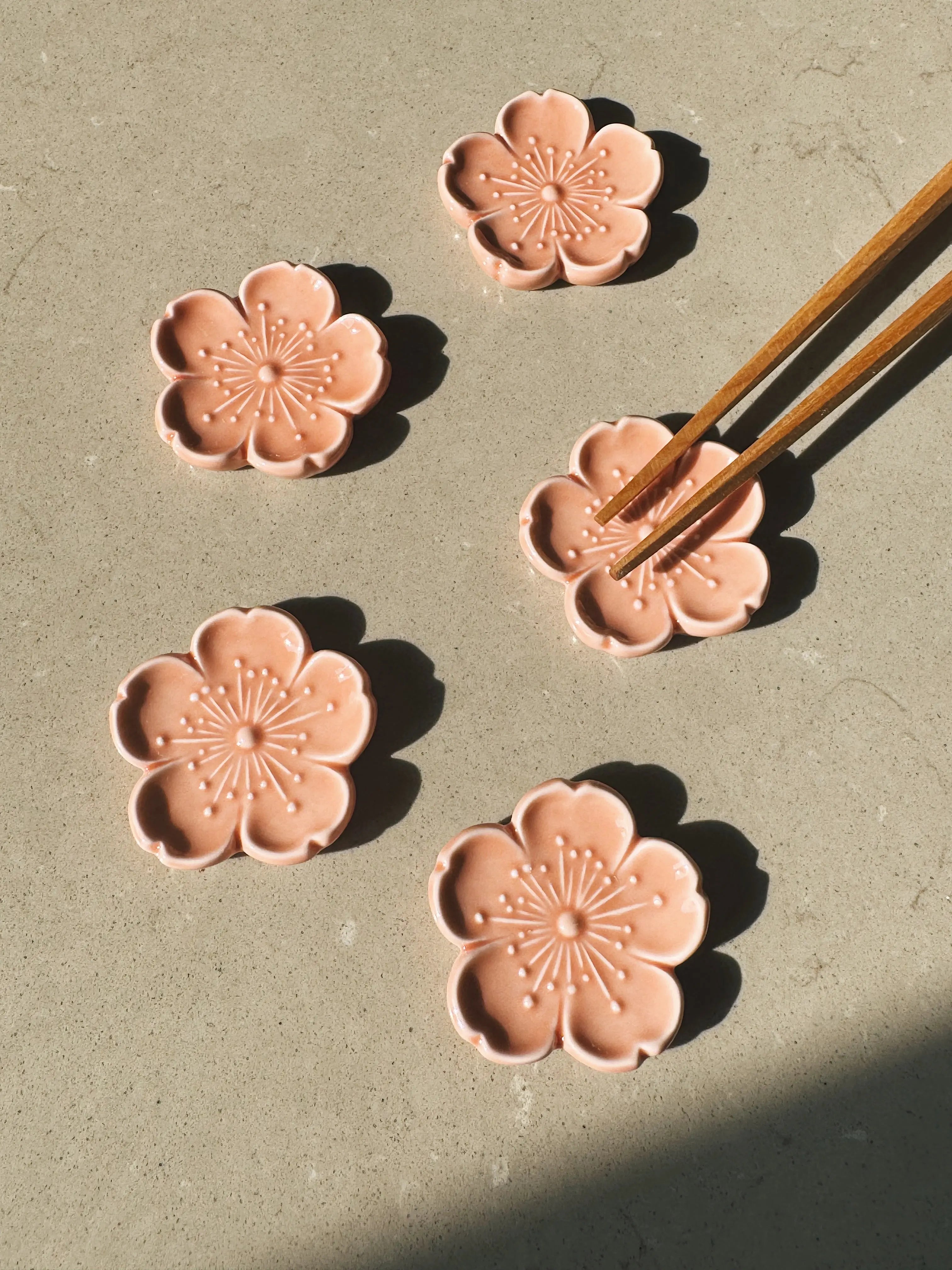 Spisepindholder i keramik | Lyserød blomsterform | Japan STUDIO HAFNIA
