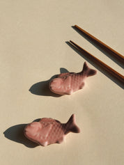 Spisepindholder i keramik | Lyserød fisk | Japan Studio Hafnia