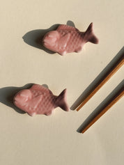 Spisepindholder i keramik | Lyserød fisk | Japan Studio Hafnia