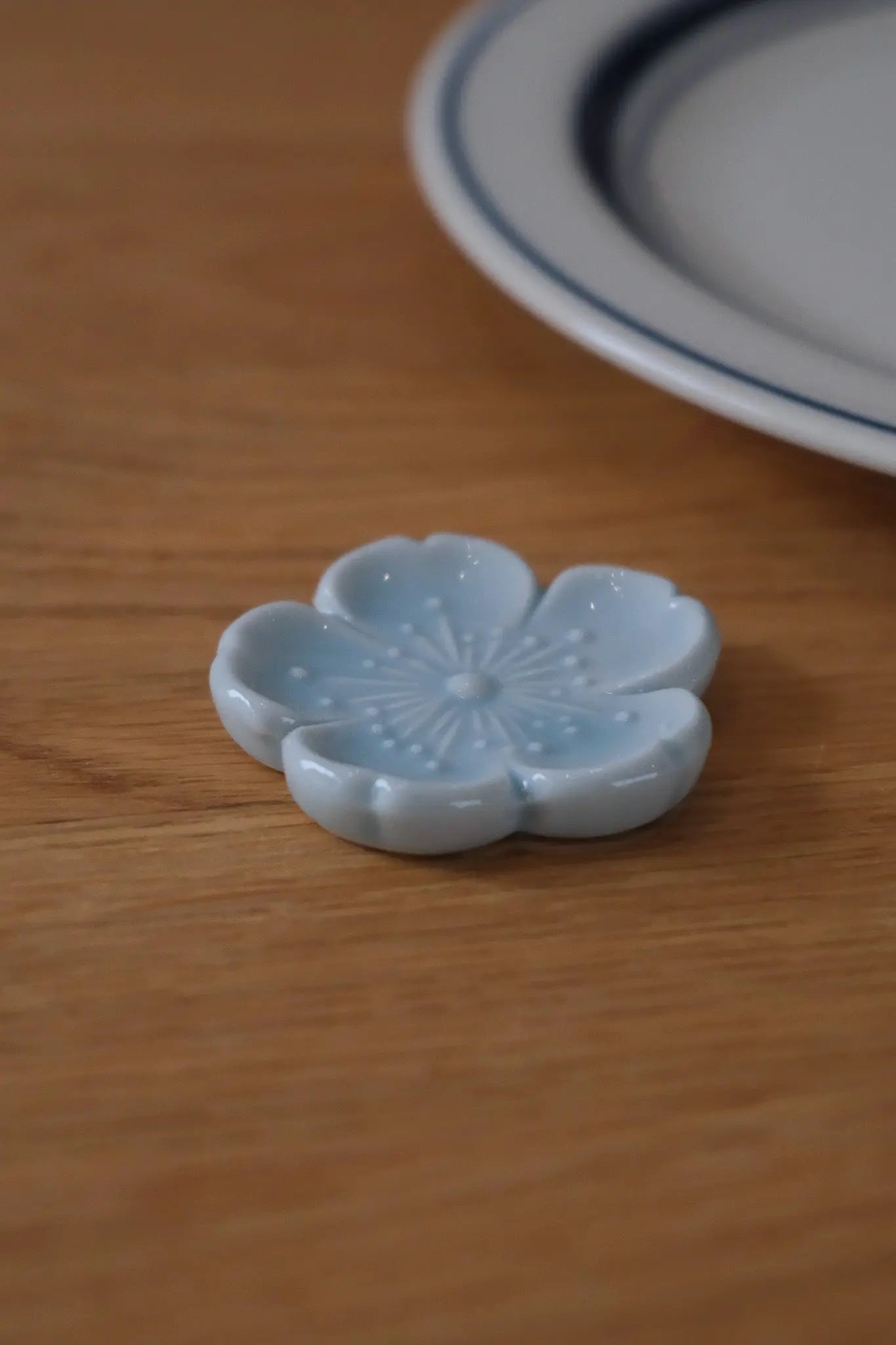 Spisepindholder i keramik | Sart lyseblå blomsterform | Japan